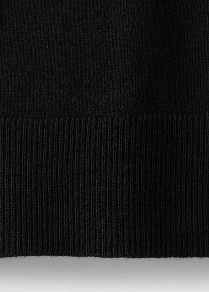 Turtleneck knit sweater — Black