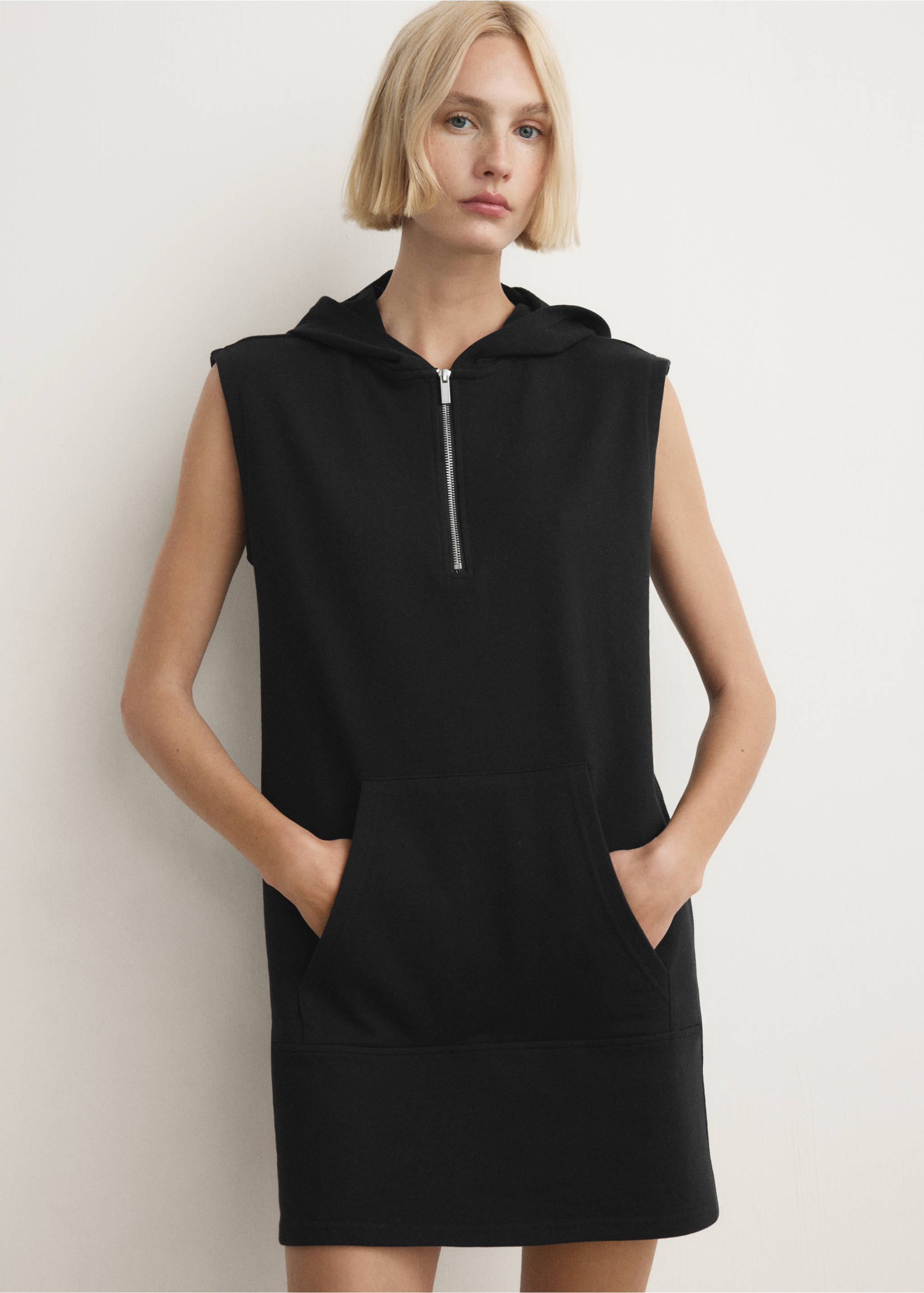 Gaun tidur pendek dengan detail tudung dan ritsleting - Tampilan Sedang, Hitam. Ref: 27083326-00.