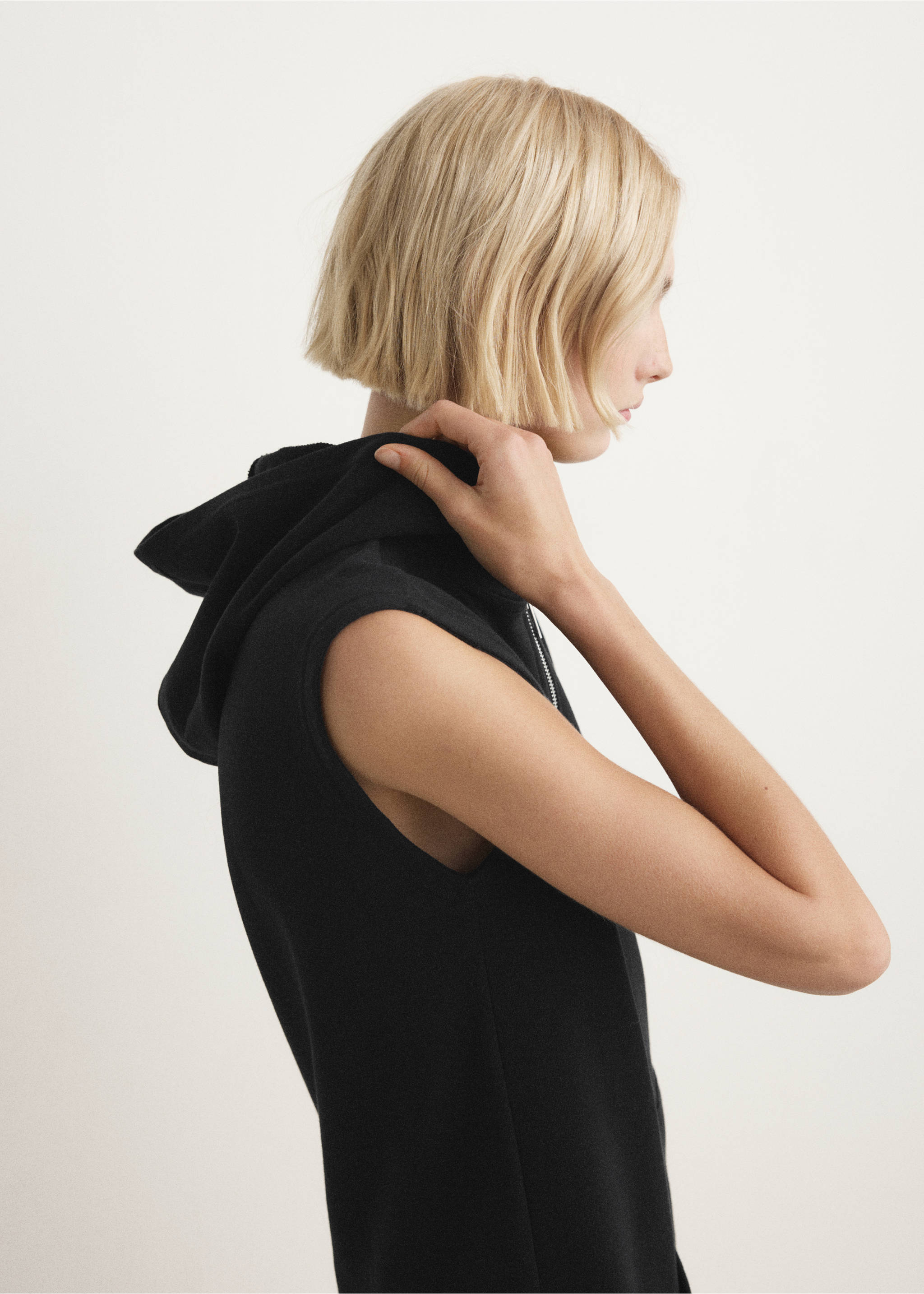 Gaun tidur pendek dengan detail tudung dan ritsleting - Rincian barang 1, Hitam. Ref: 27083326-00.