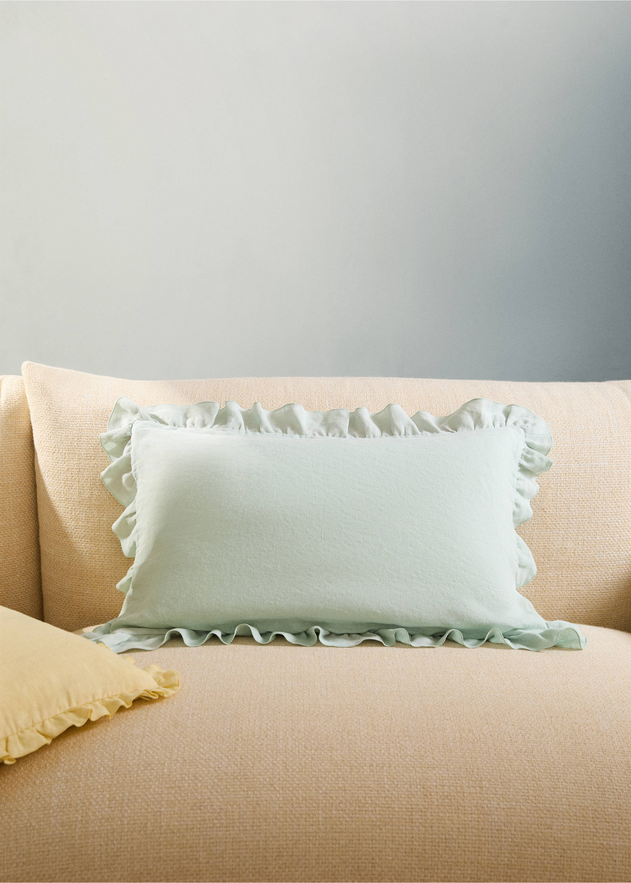 100% linen cushion cover with ruffle 40x60 cm - General plane, Blue. Ref: 27083332-00.