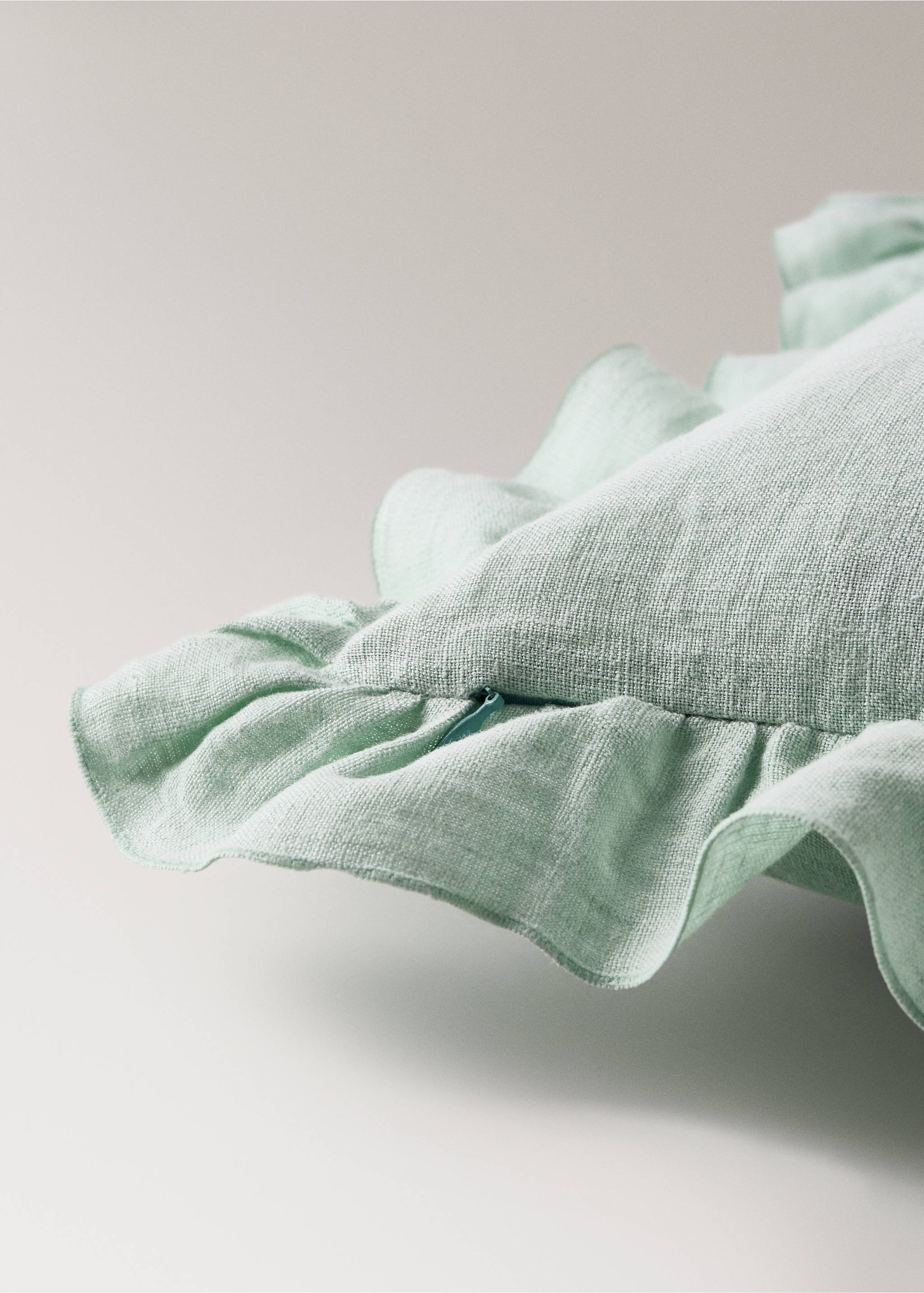 100% linen cushion cover with ruffle 40x60 cm - Details of the article 2, Blue. Ref: 27083332-00.