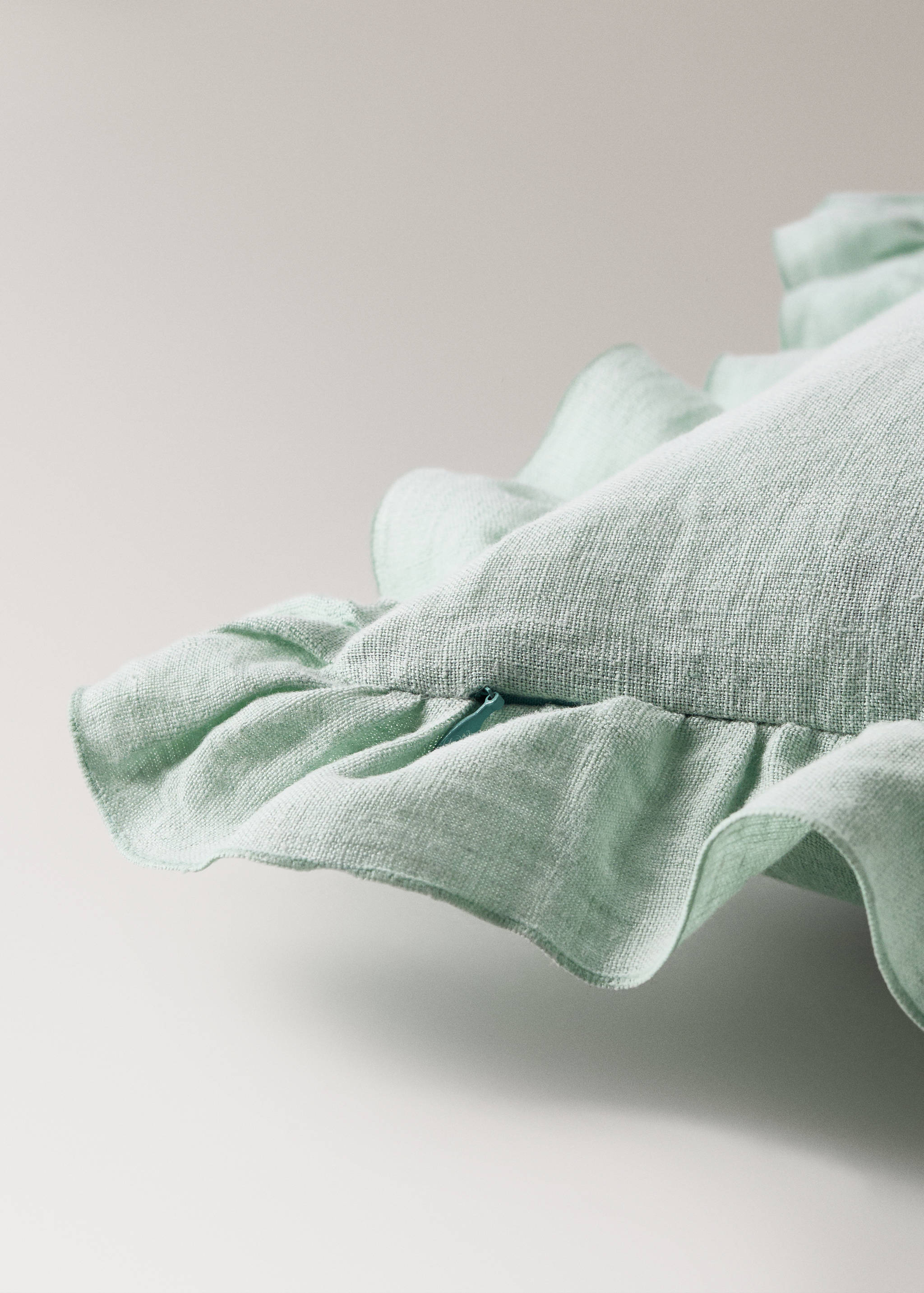 100% linen cushion cover with ruffle 40x60 cm - Details of the article 2