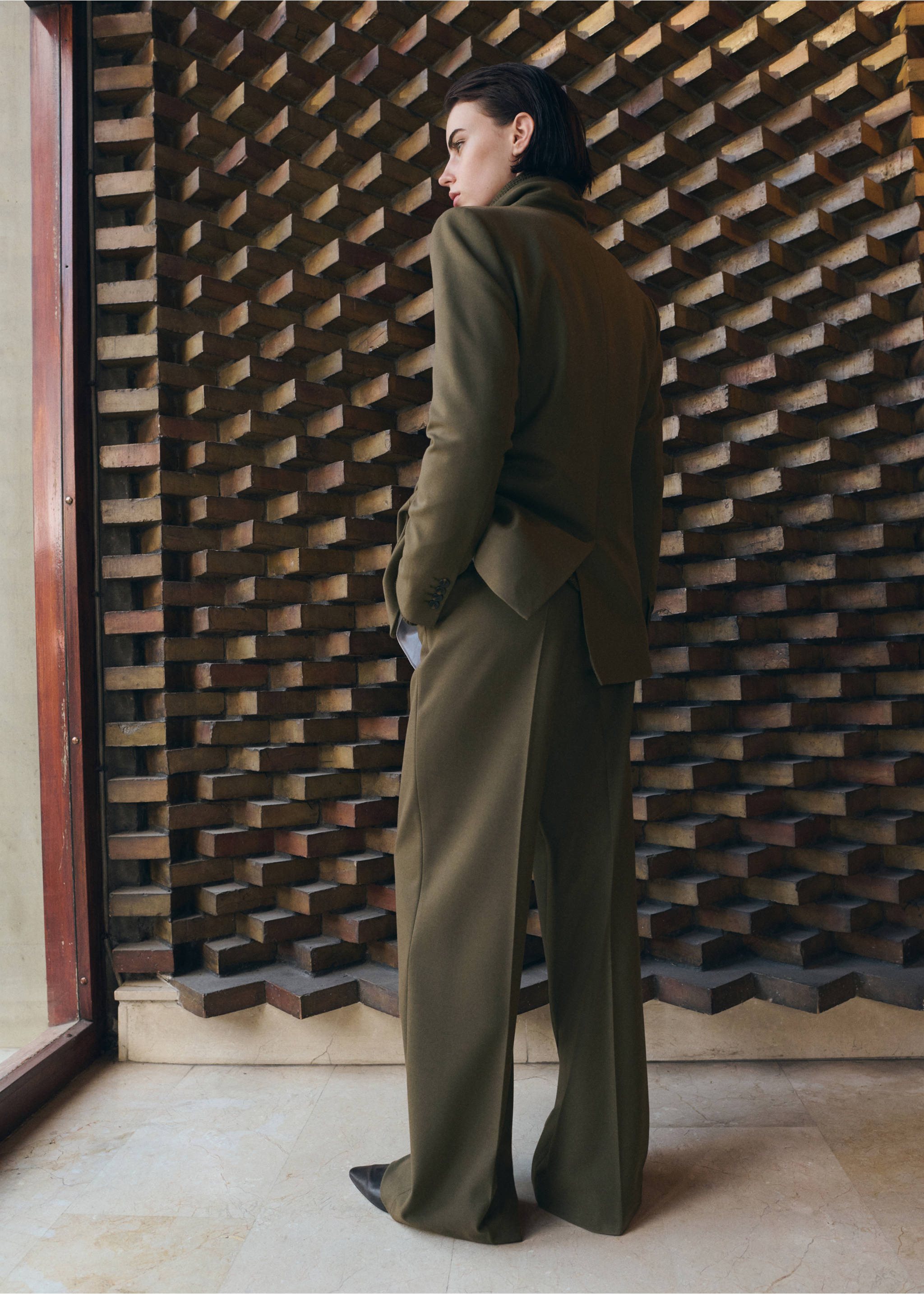 Straight mid-rise trousers - Reverse of the article, Khaki. Ref: 27083333-00.