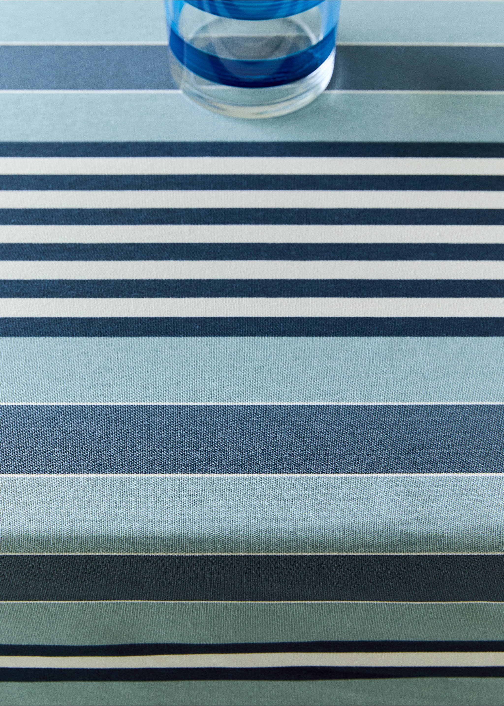 Скатертина із 100% бавовни з полімерним покриттям і принтом у смужку, на 6–8 персон - Детальніше про товар 7, Синій. Ref: 27083335-00.