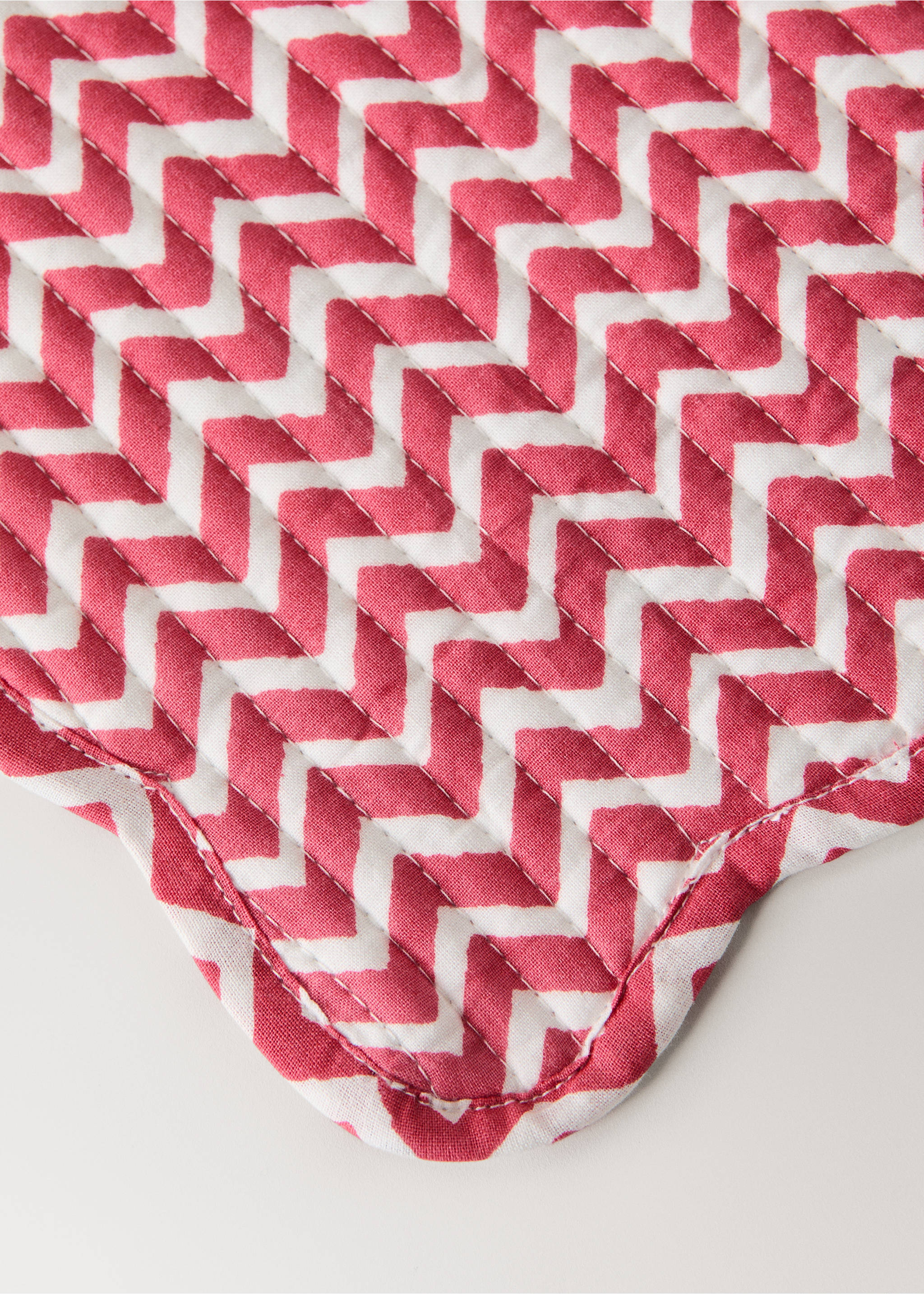 Reversible quilted cotton table mat - Details of the article 2, Red. Ref: 27083343-00.