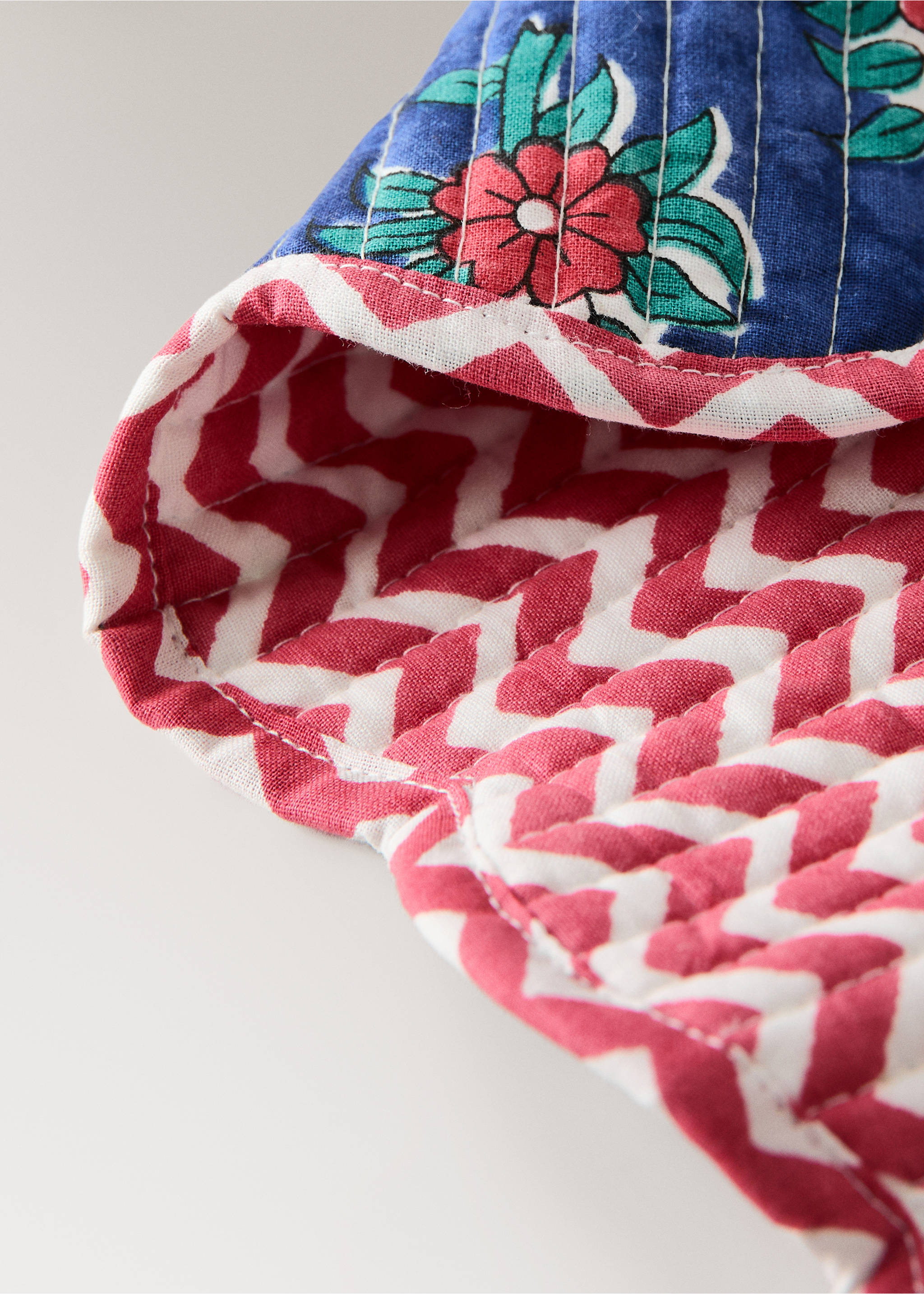 Reversible quilted cotton table mat - Details of the article 3, Red. Ref: 27083343-00.