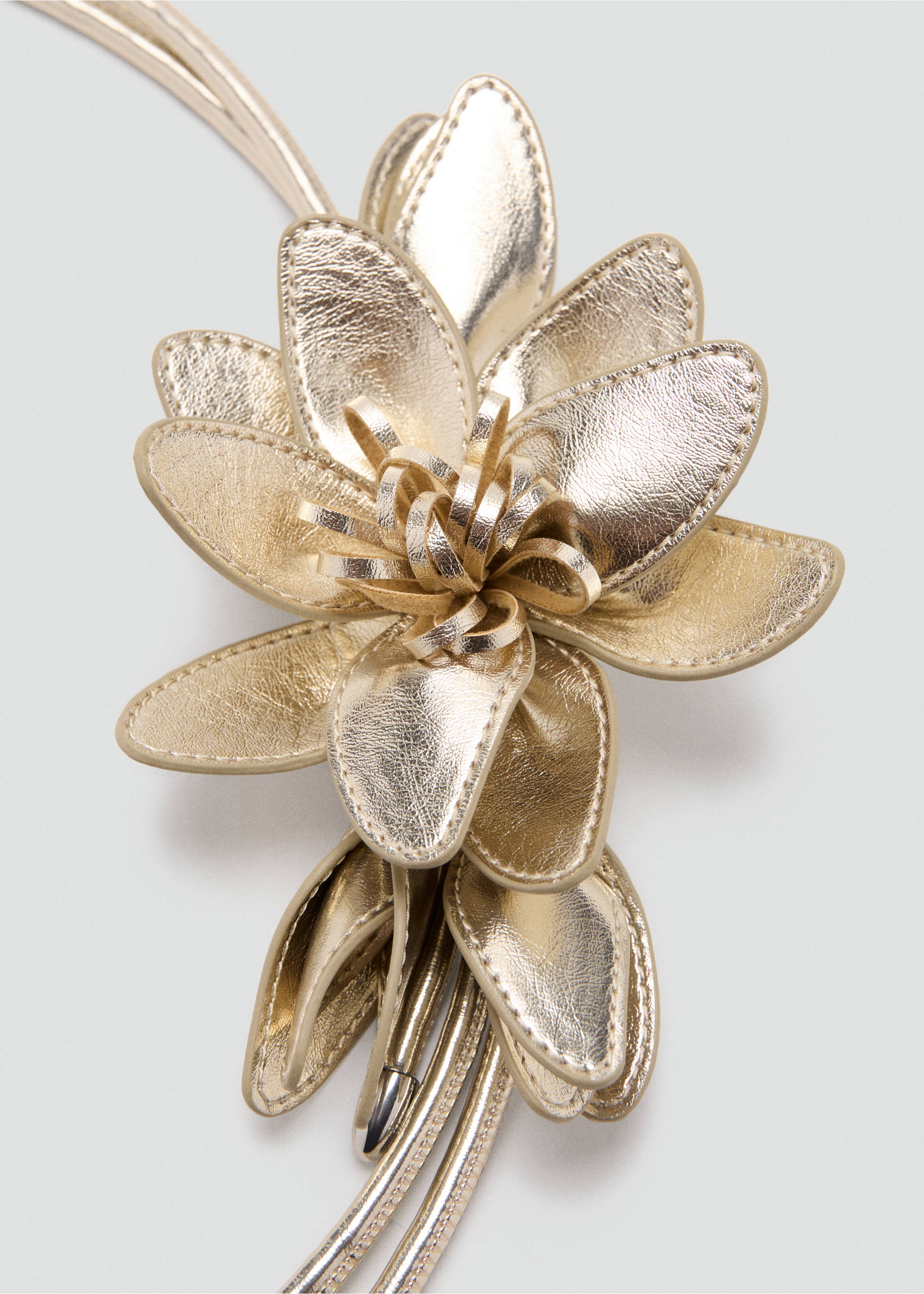Ремень с металлизированным цветком - Деталь изделия 1, Золото. Ref: 27083708-00.