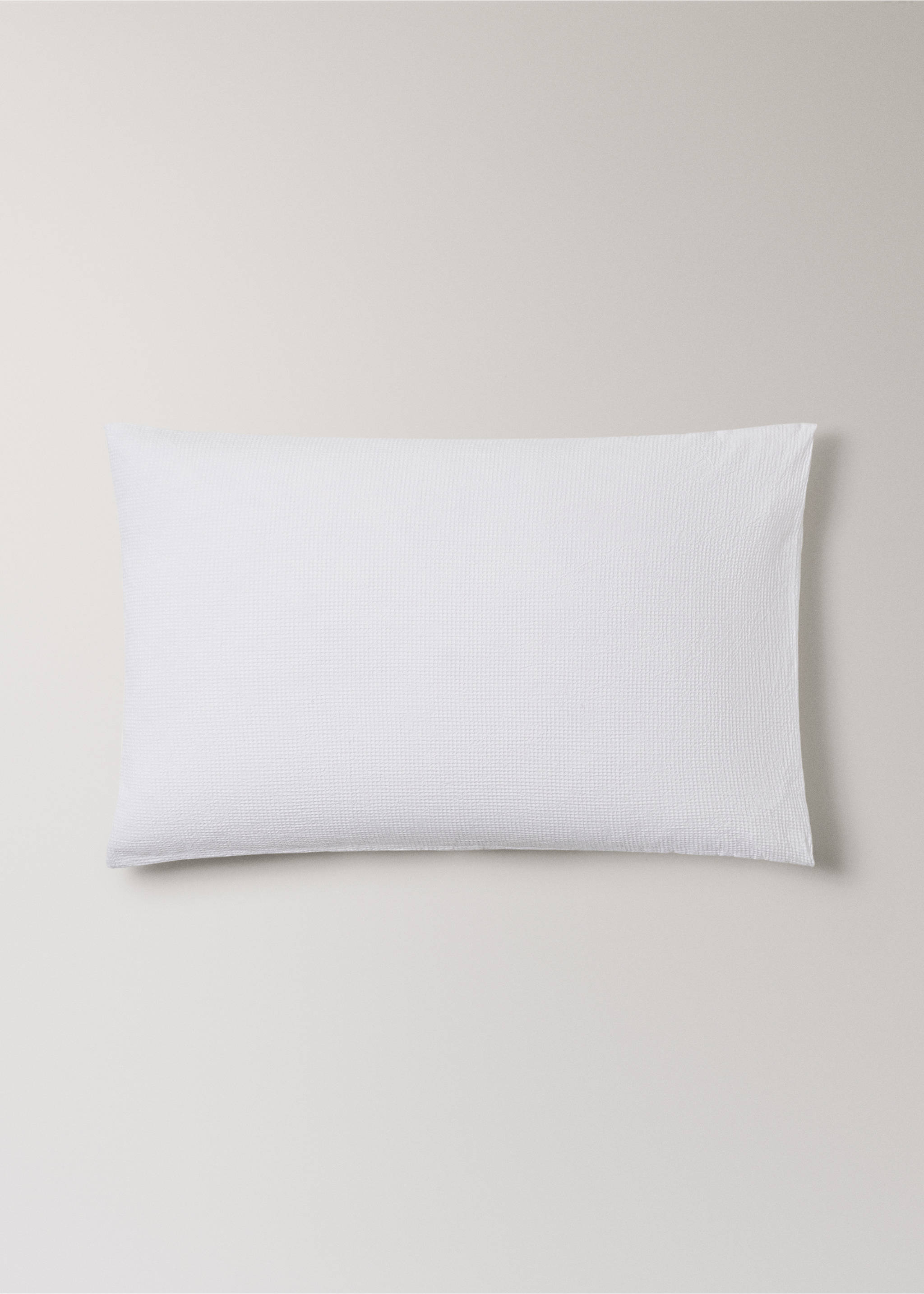 Two cotton garment-dyed mini-waffle pillowcases 50x75 cm - Article without model, Off White. Ref: 27083718-00.