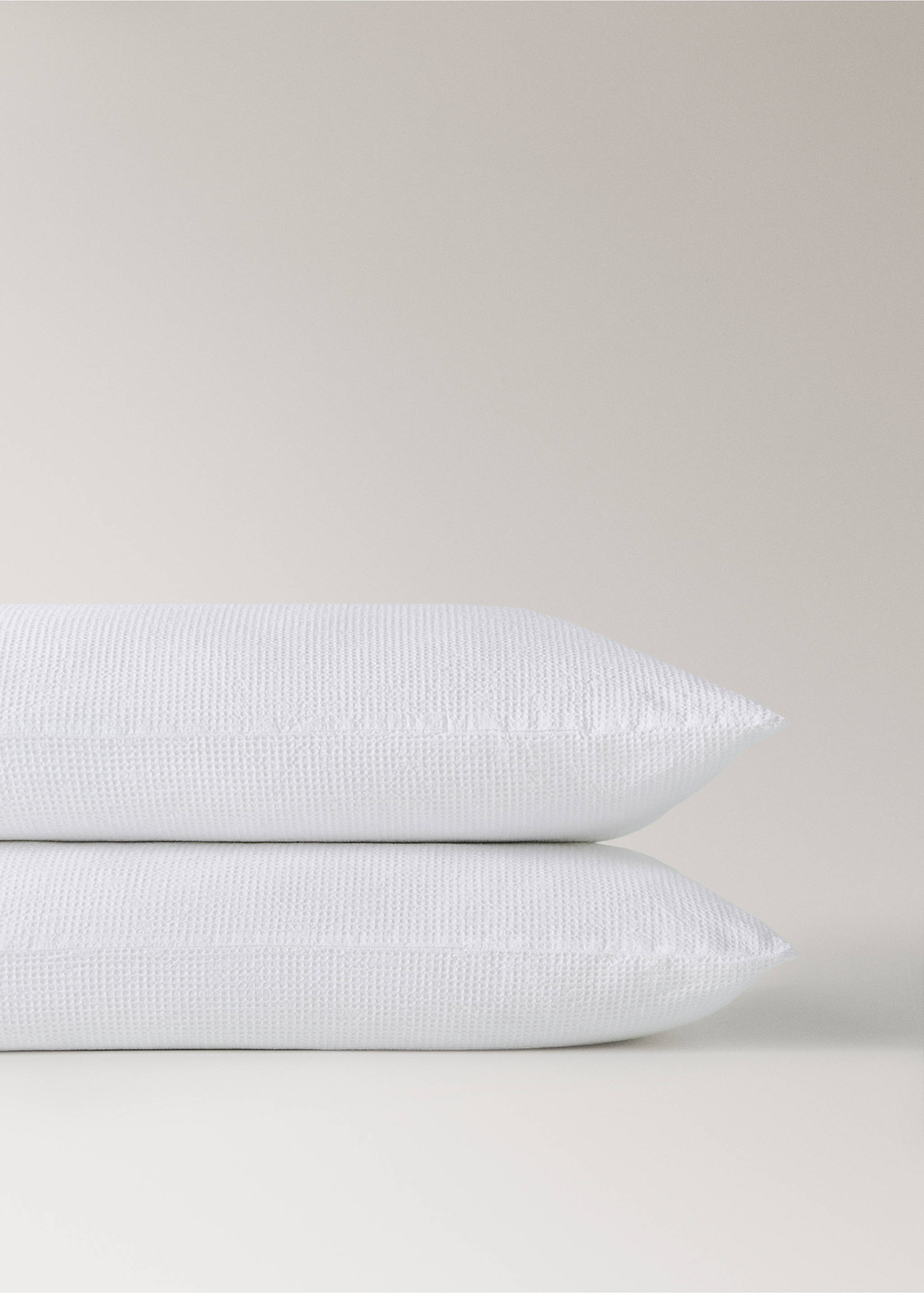 Two cotton garment-dyed mini-waffle pillowcases 50x75 cm - Details of the article 1, Off White. Ref: 27083718-00.