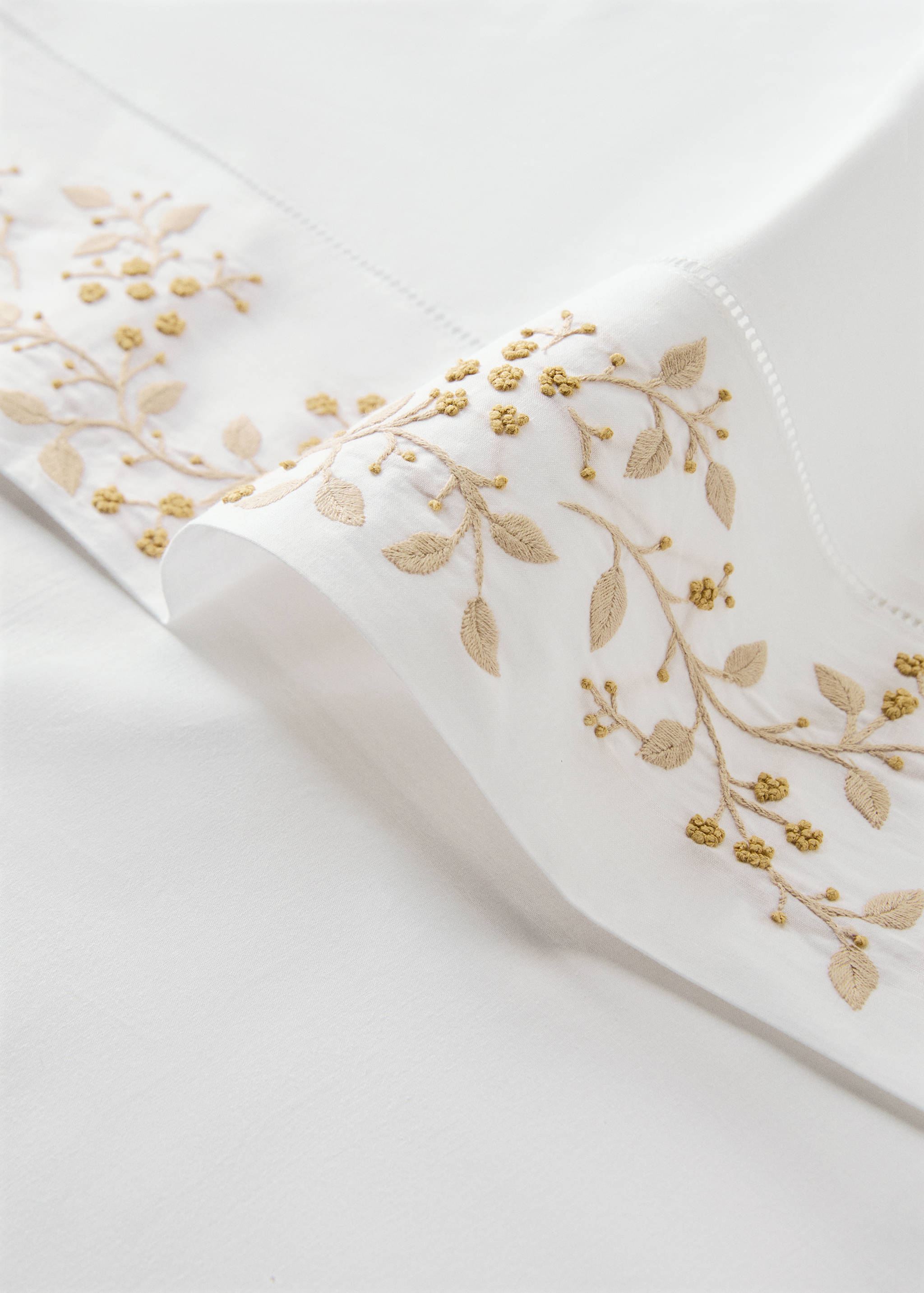 Cotton percale top sheet with embroidered flowers for 135/140 cm bed - Details of the article 1