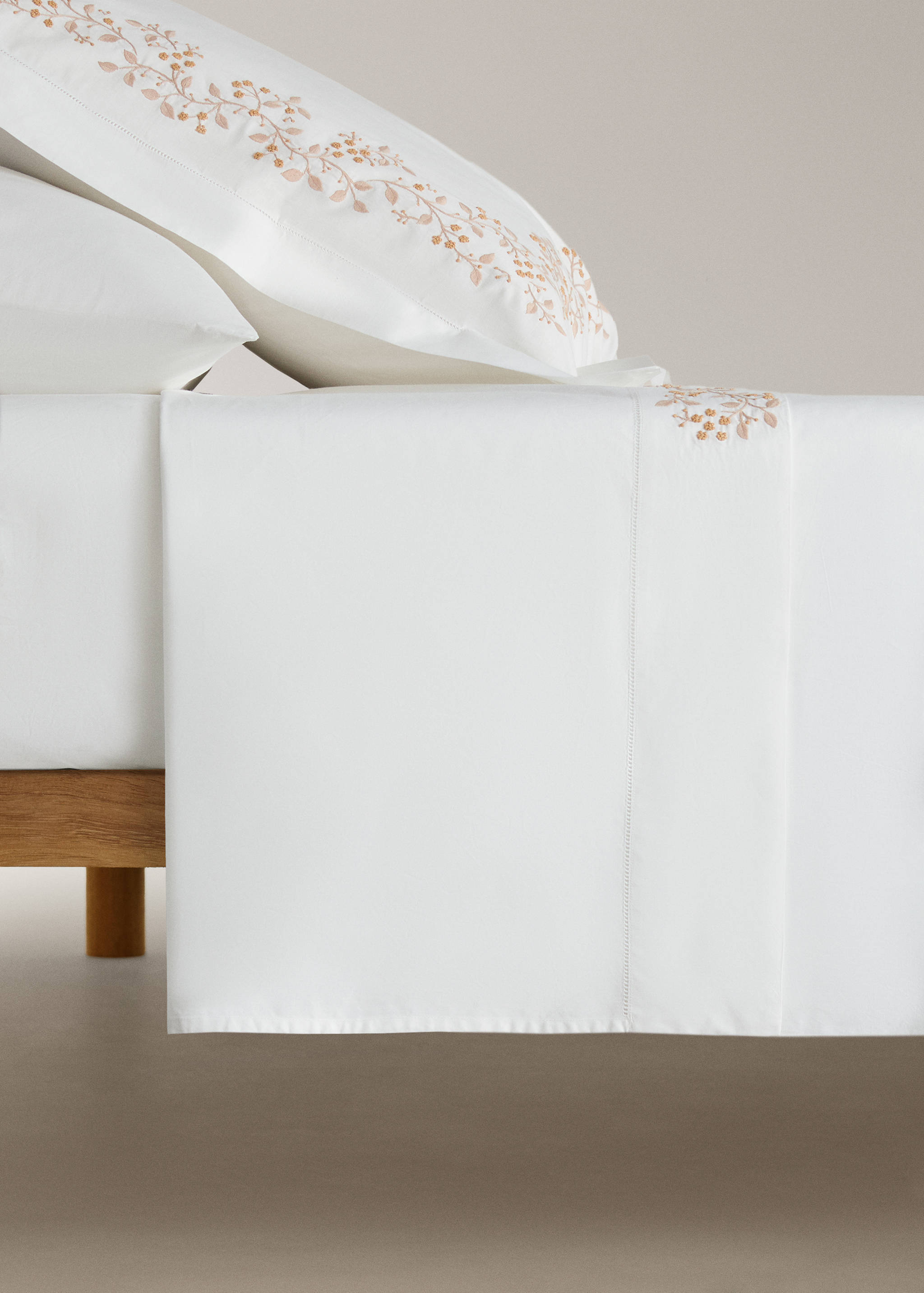 Oberlaken aus Baumwoll-Perkal mit Blumenstickerei für 135/140 cm Bett - Artikel ohne Model