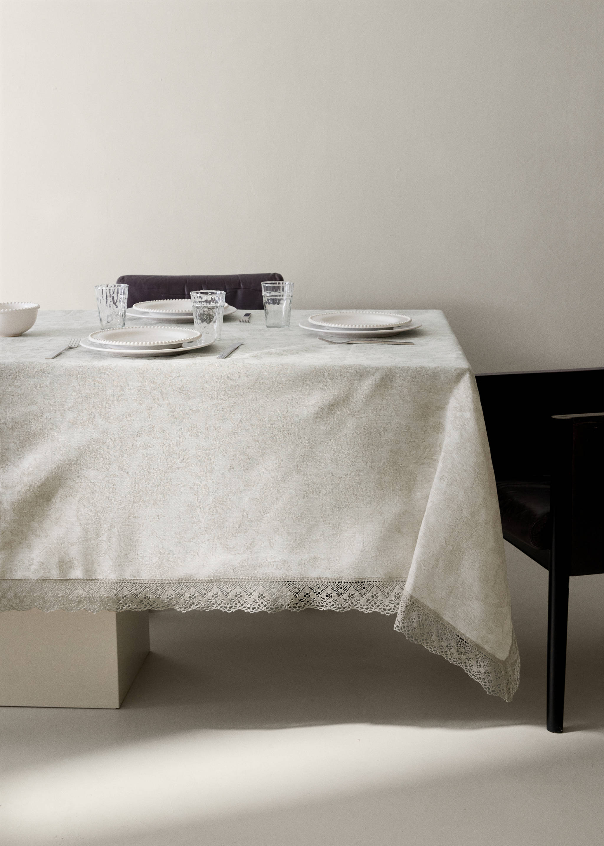 Linen-jacquard floral lace tablecloth for 6 to 8 diners - General plane