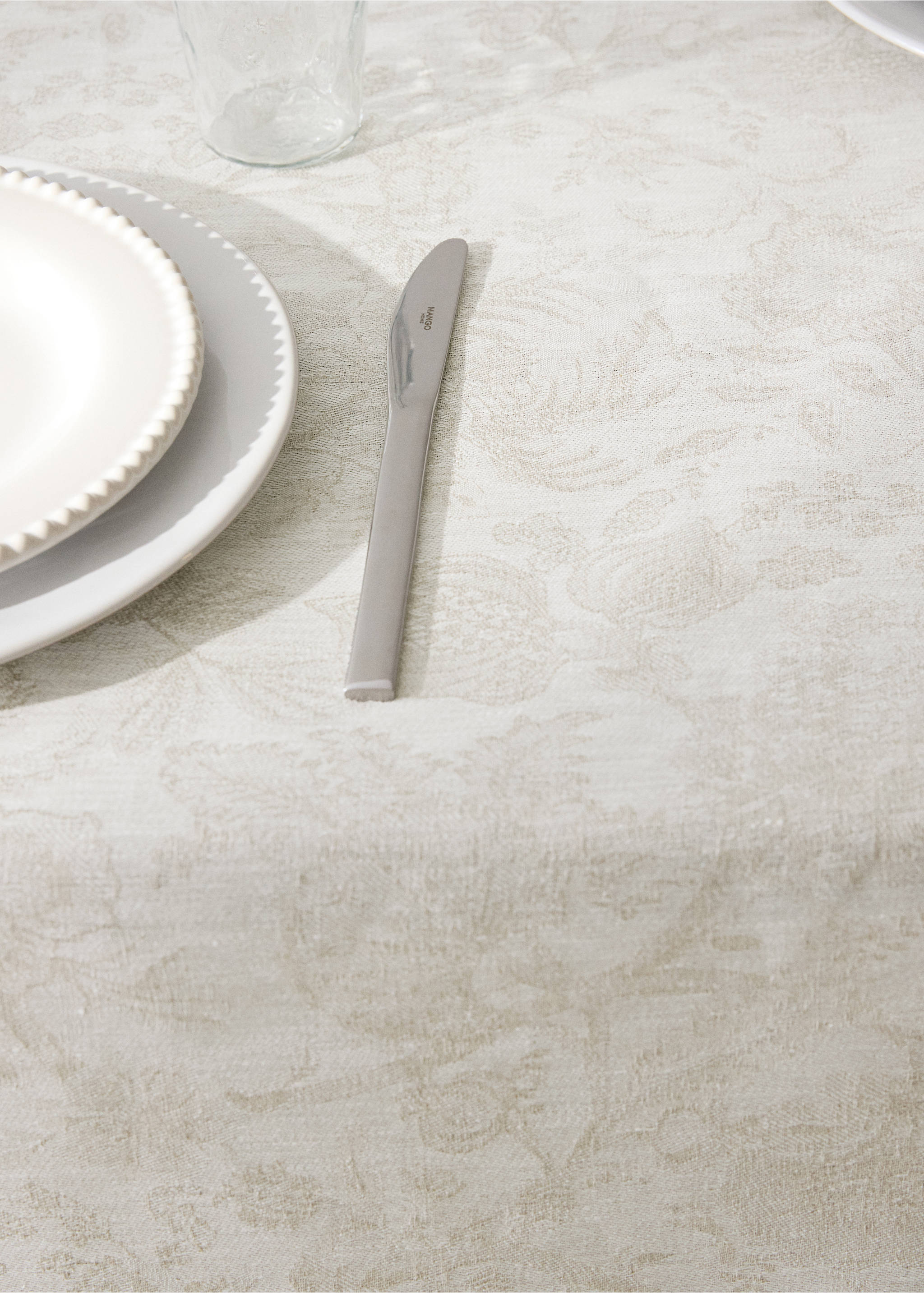 Linen-jacquard floral lace tablecloth for 6 to 8 diners - Details of the article 7, Sand. Ref: 27083742-00.