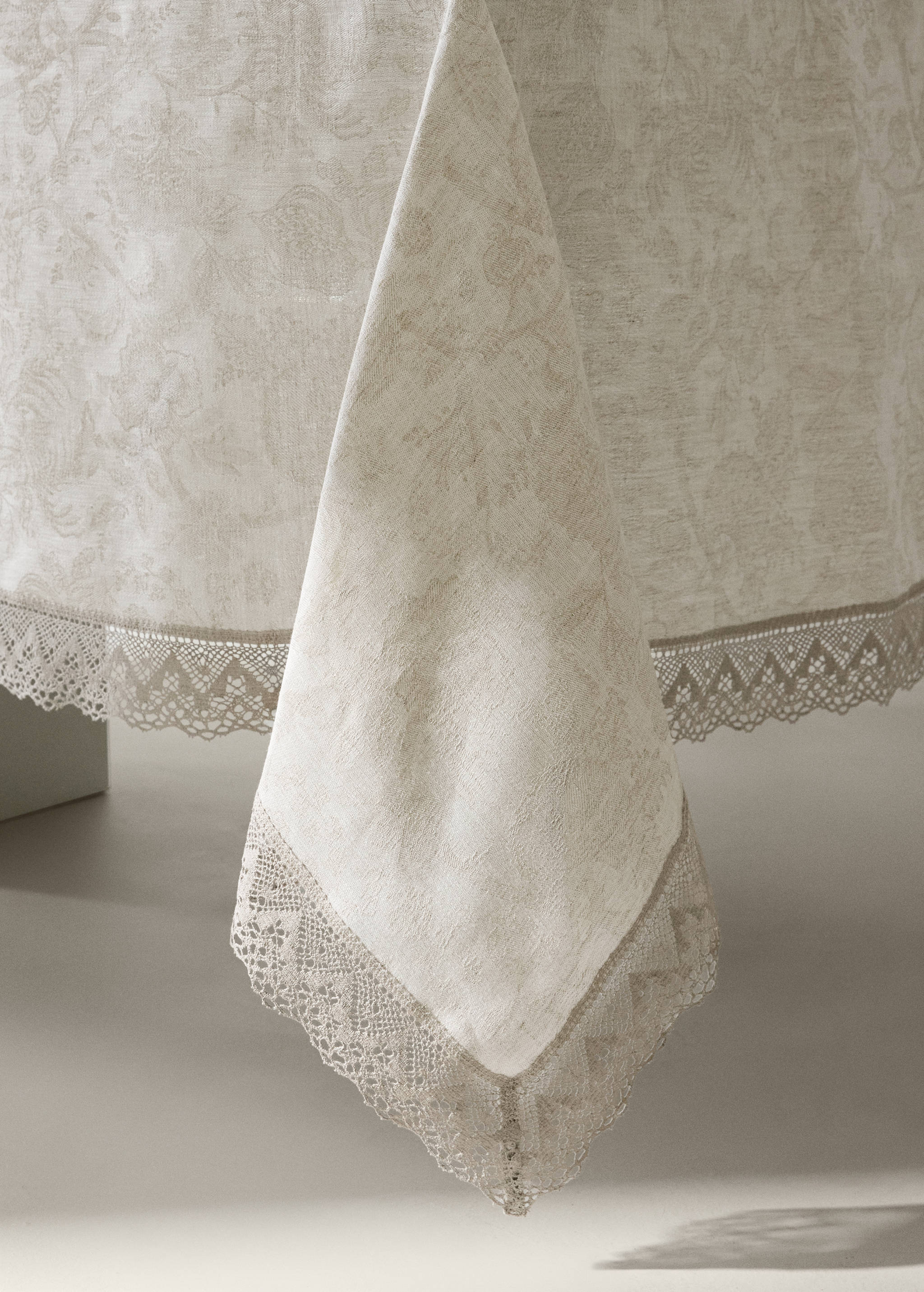 Linen-jacquard floral lace tablecloth for 6 to 8 diners - Details of the article 8