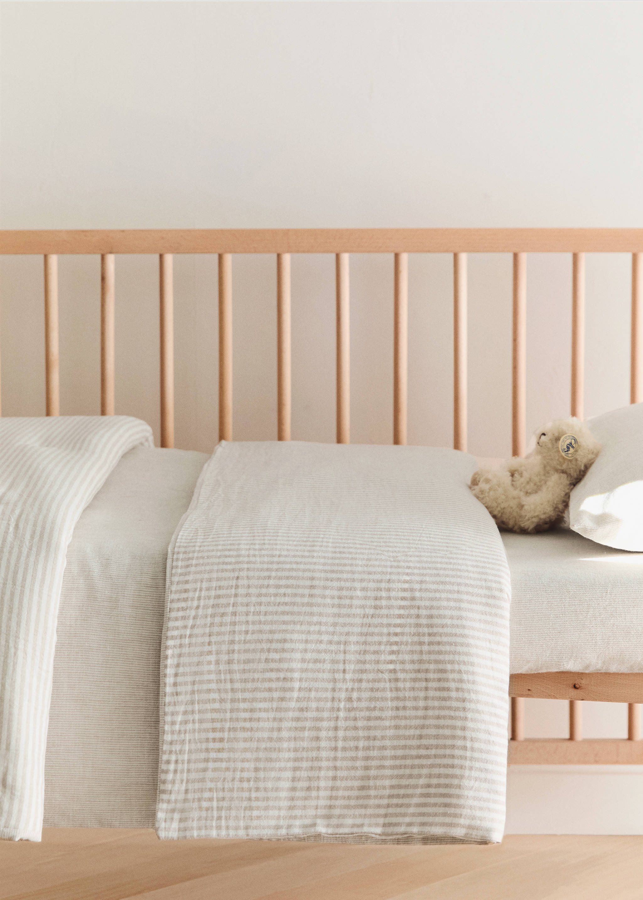 Capa de edredão de berço de algodão e linho às riscas - Plano geral
