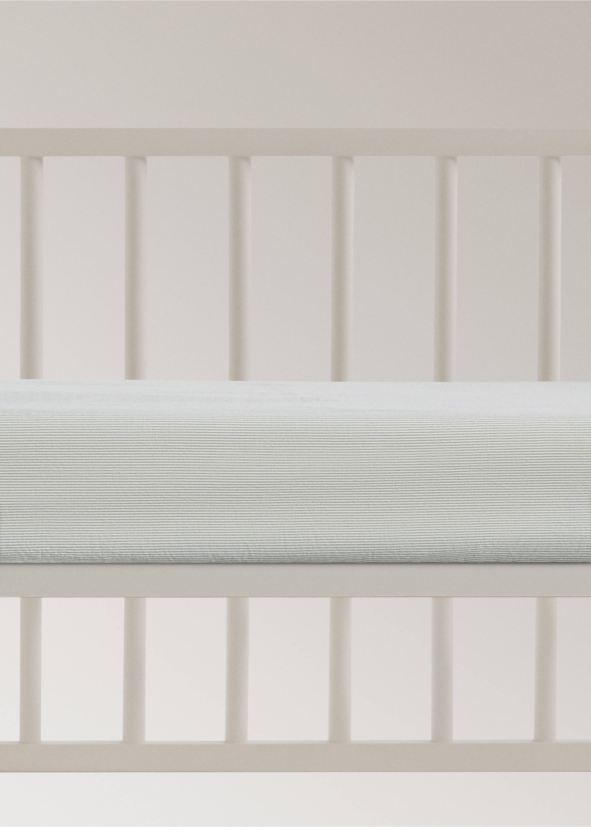 Cot bed fitted sheet with fine striped yarn-dyed cotton - Article without model, Pastel Green. Ref: 27084056-00.