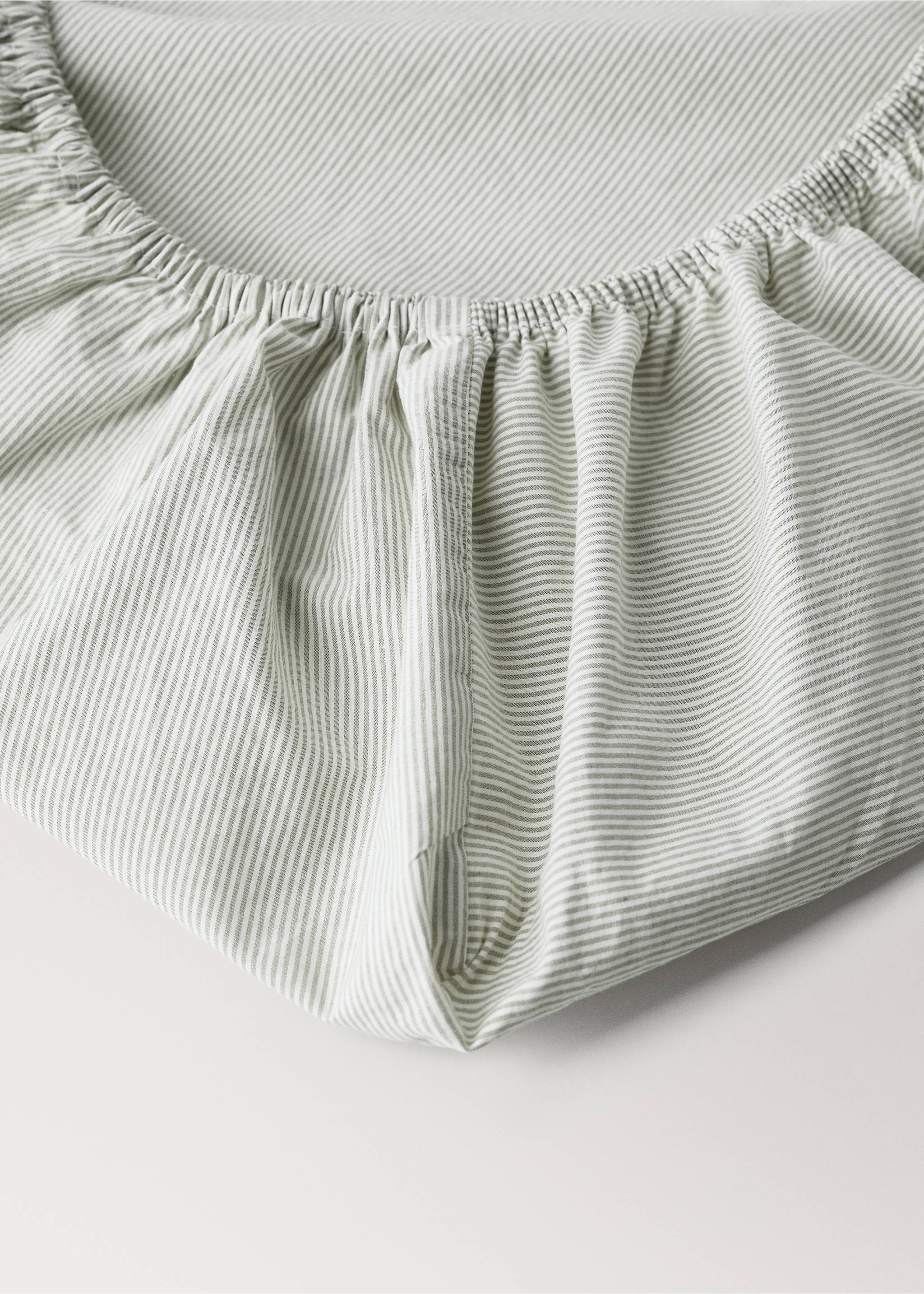 Cot bed fitted sheet with fine striped yarn-dyed cotton - Details of the article 1, Pastel Green. Ref: 27084056-00.