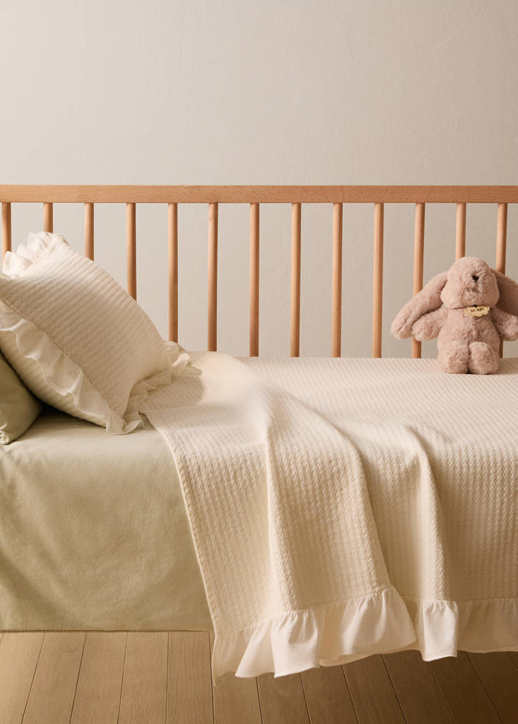 Steppdecke für Babybett aus Jacquard-Baumwolle mit Volant — Cremeweiß