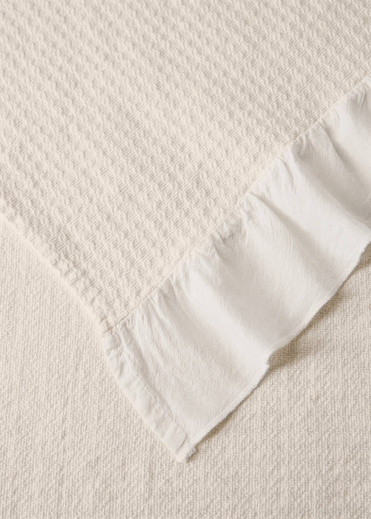 Steppdecke für Babybett aus Jacquard-Baumwolle mit Volant — Cremeweiß