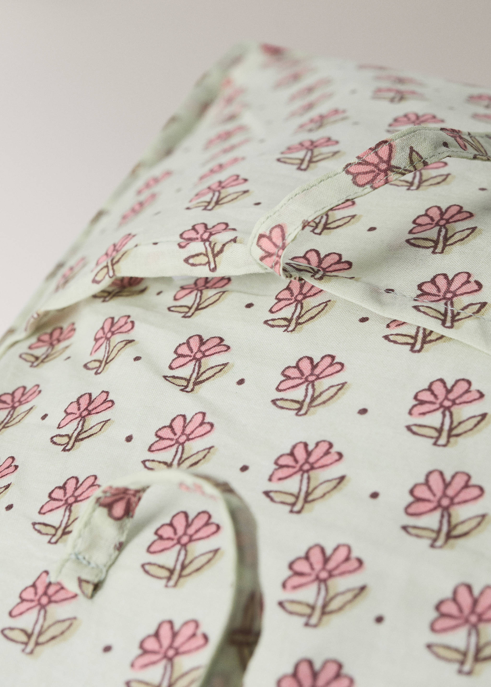 Children's cushion cover with blockprint flowers 40x40 cm - Details of the article 3