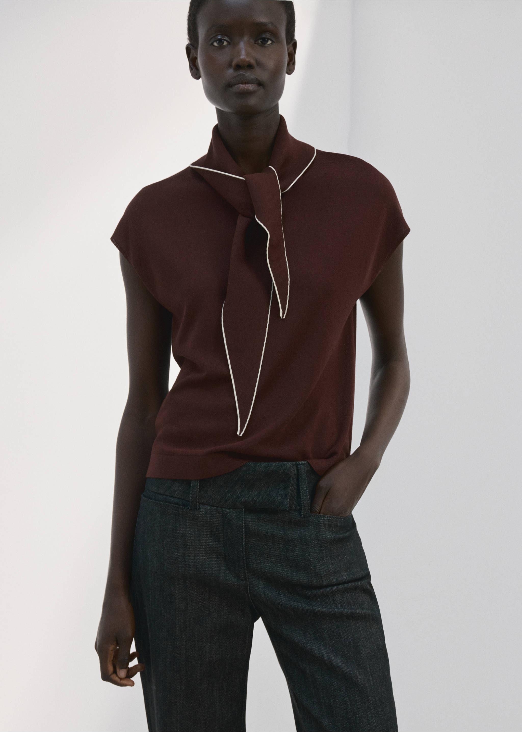 Top maille détail foulard - Plan moyen, Chocolat. Ref: 27084083-00.