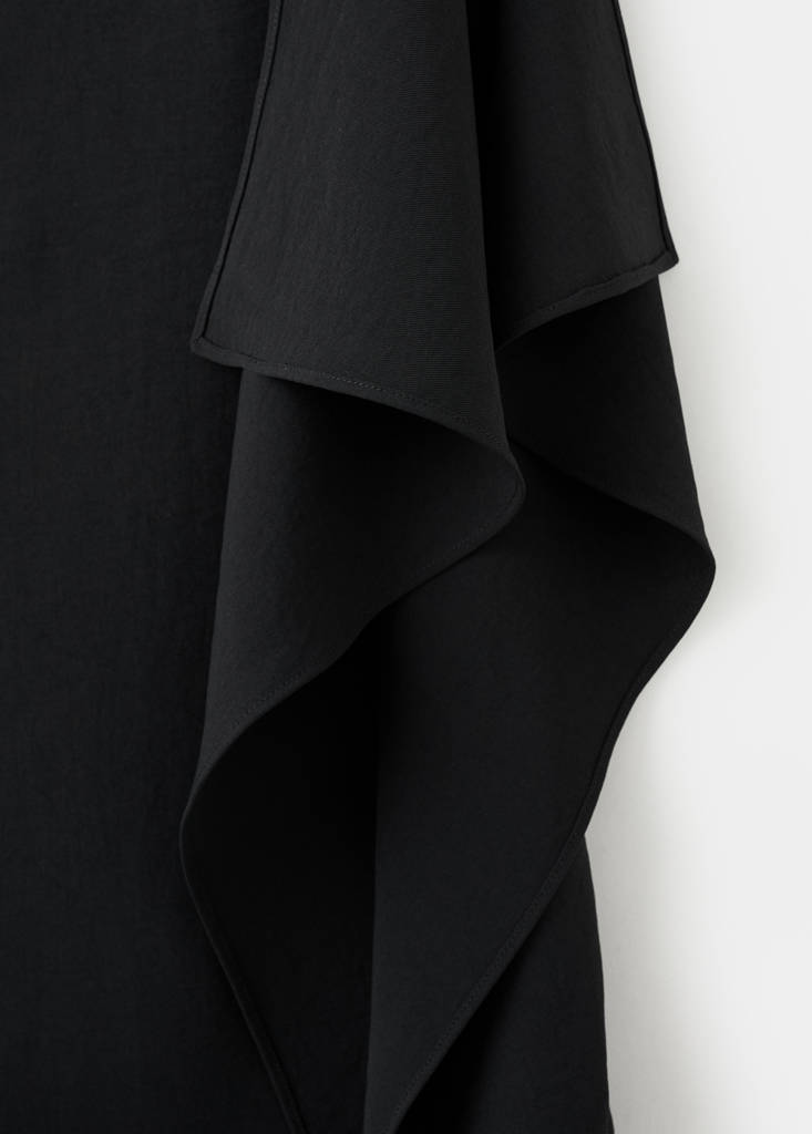 Short asymmetrical sleeve dress — Black