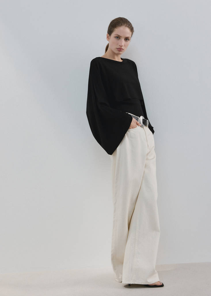 Round neck knitted cape — Black