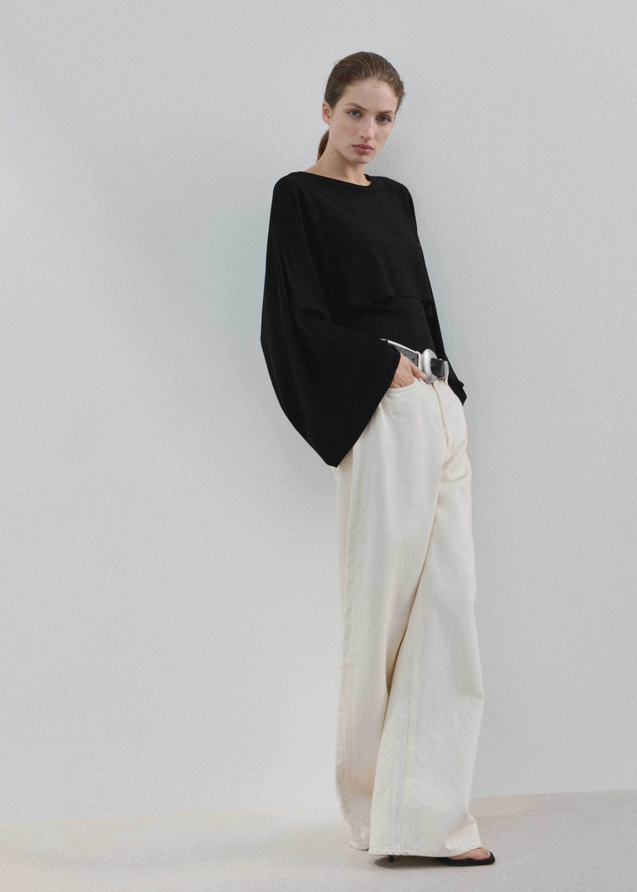 Round neck knitted cape - General plane