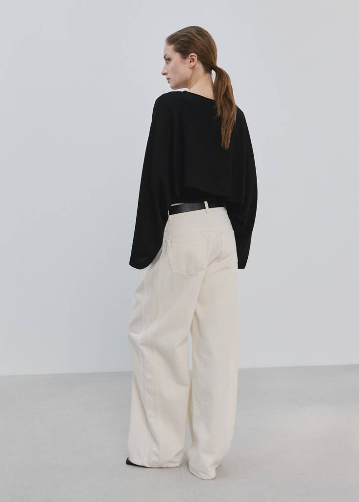 Round neck knitted cape — Black