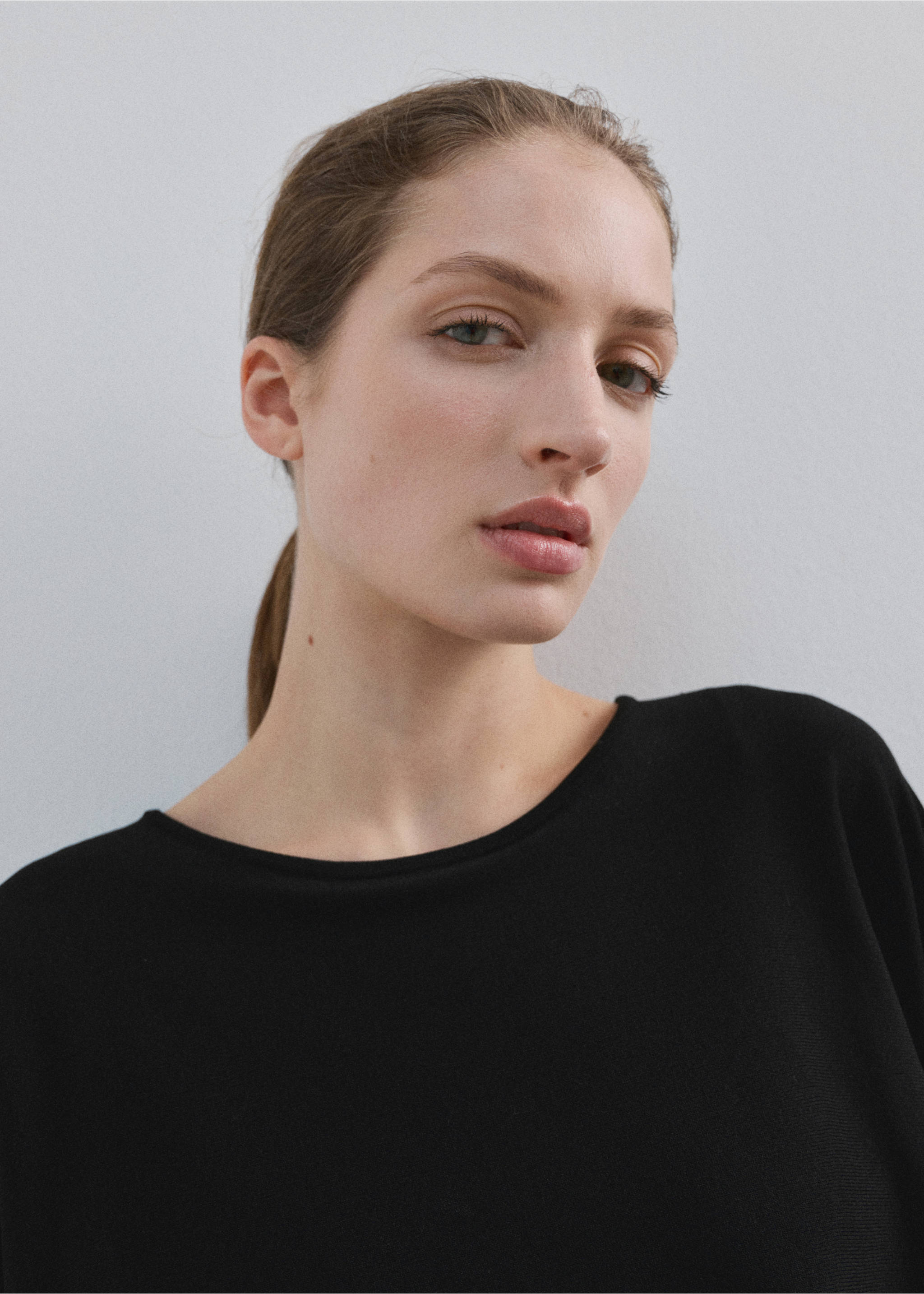 Round neck knitted cape - Details of the article 1, Black. Ref: 27084088-00.