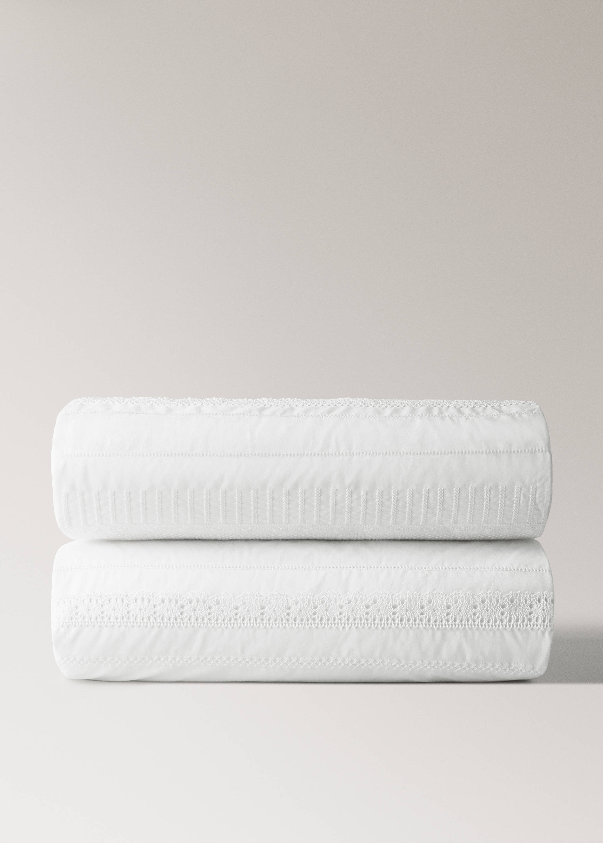 Embroidered cotton mini cot quilt - Article without model
