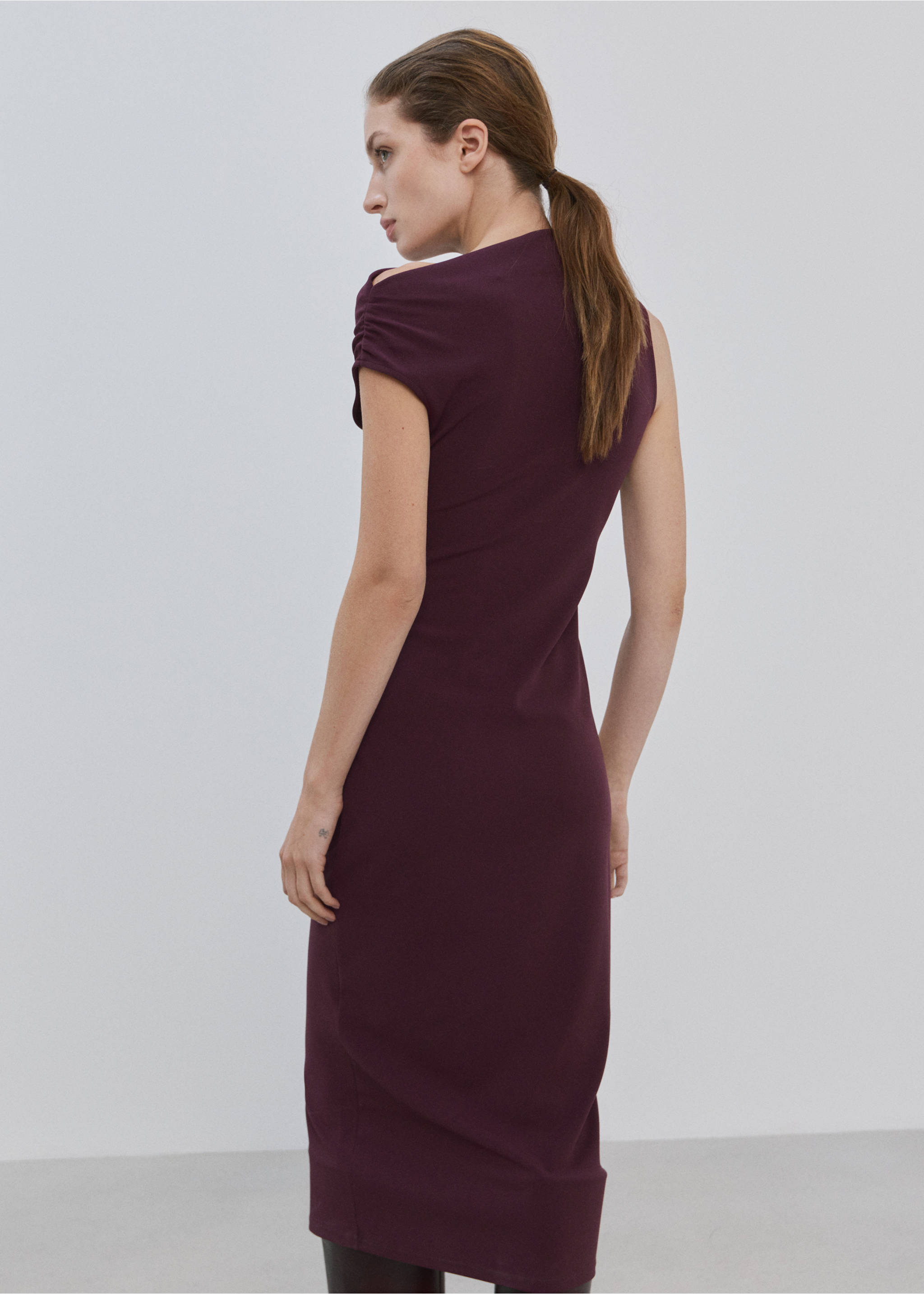 Asymmetrical-neck midi-dress - Reverse of the article, Burgundy. Ref: 27084098-00.