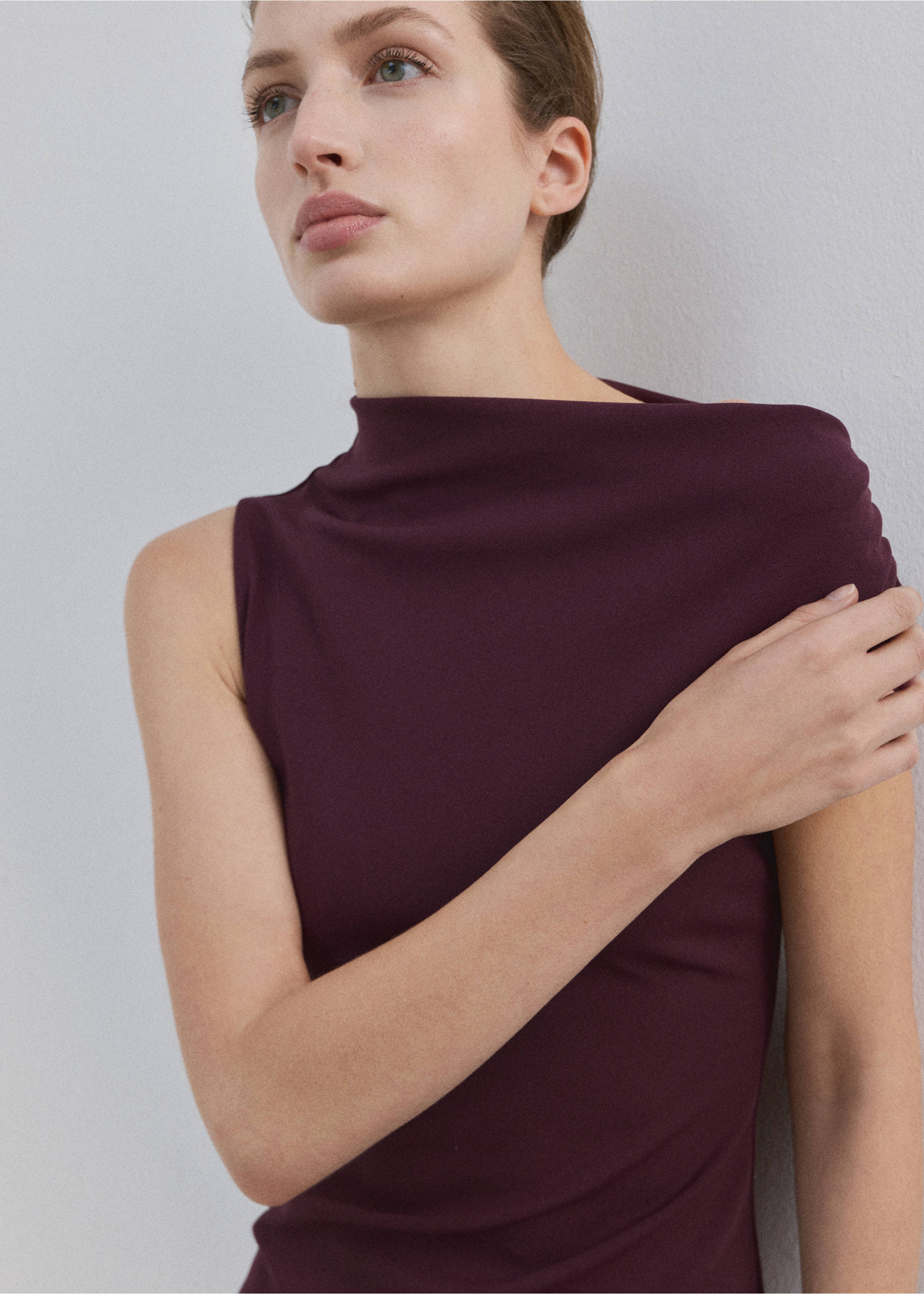 Asymmetrical-neck midi-dress - Details of the article 1, Burgundy. Ref: 27084098-00.