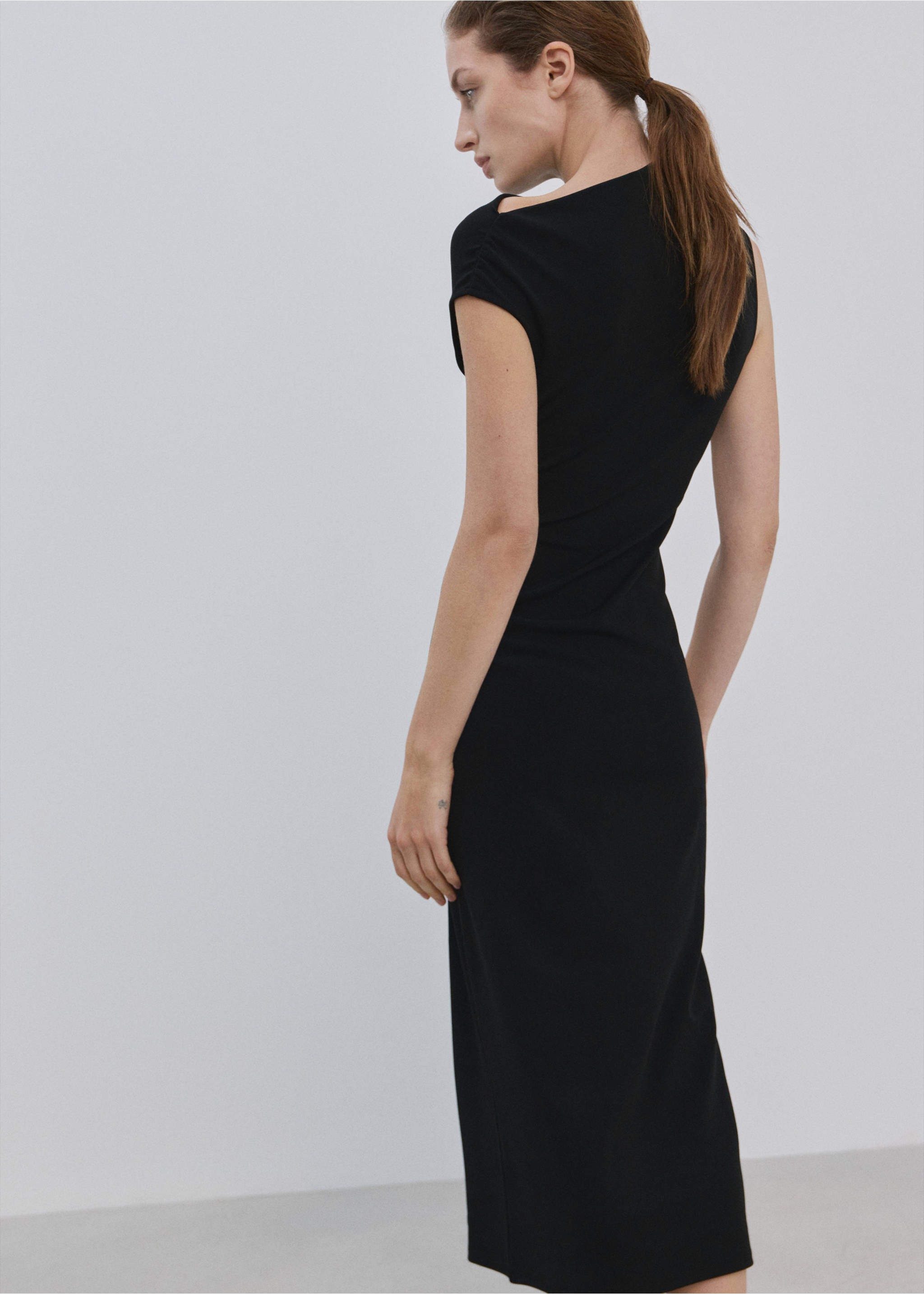 Asymmetrical-neck midi-dress - Reverse of the article, Black. Ref: 27084098-00.