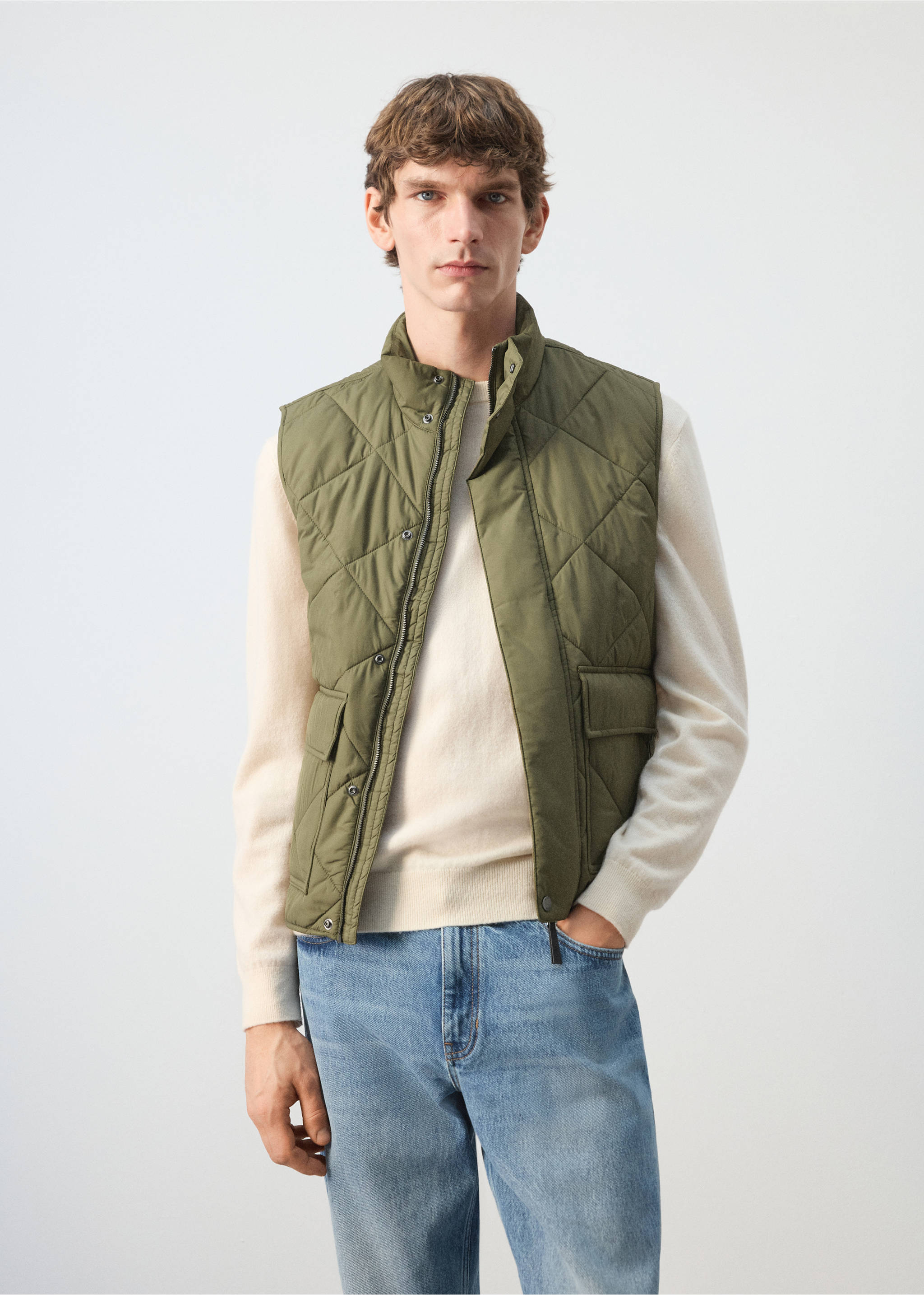 Легкий стеганый водоотталкивающий жилет - Средний план, Оливковый. Ref: 27084405-00.