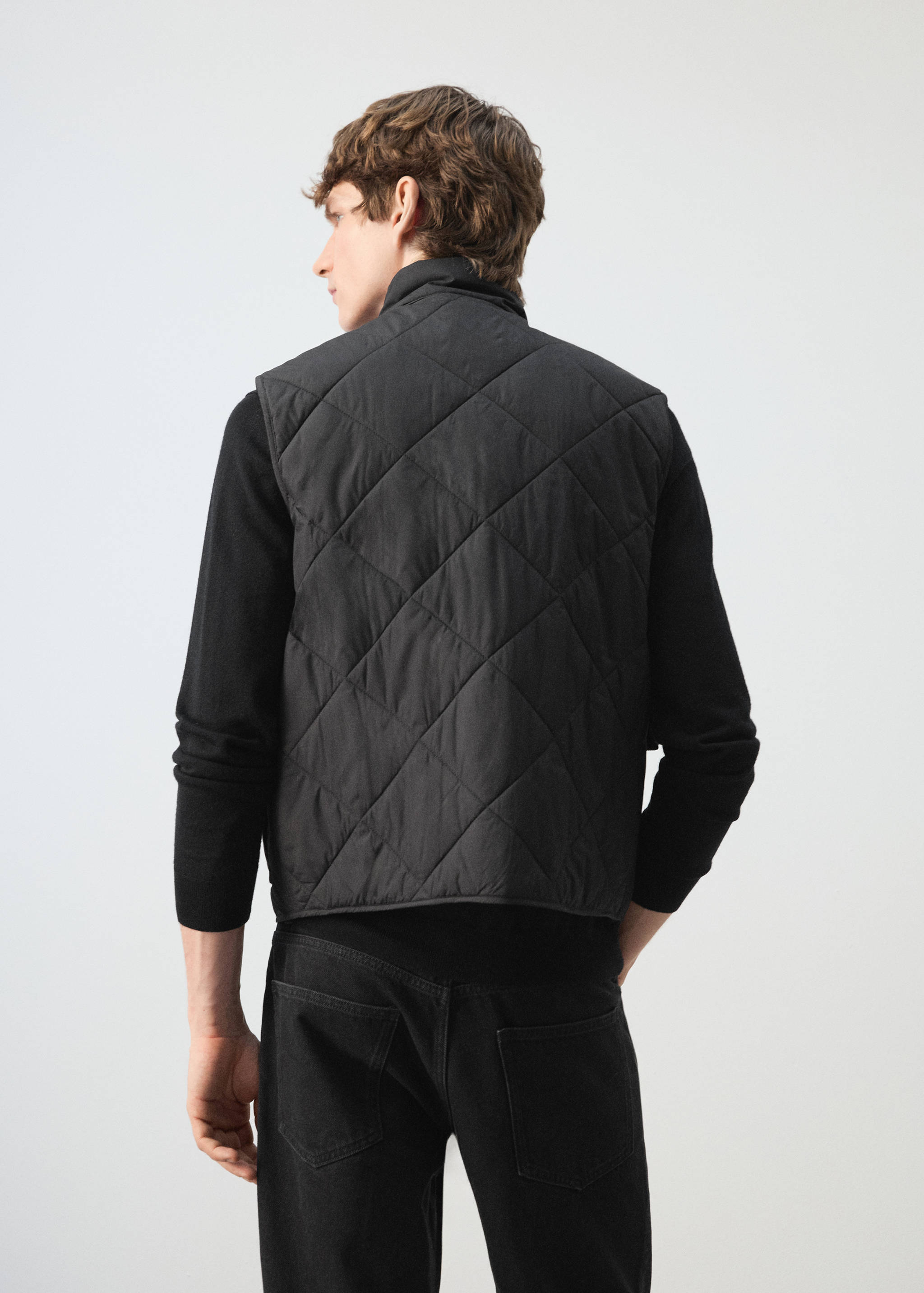 Легкий стеганый водоотталкивающий жилет - Обратная сторона изделия