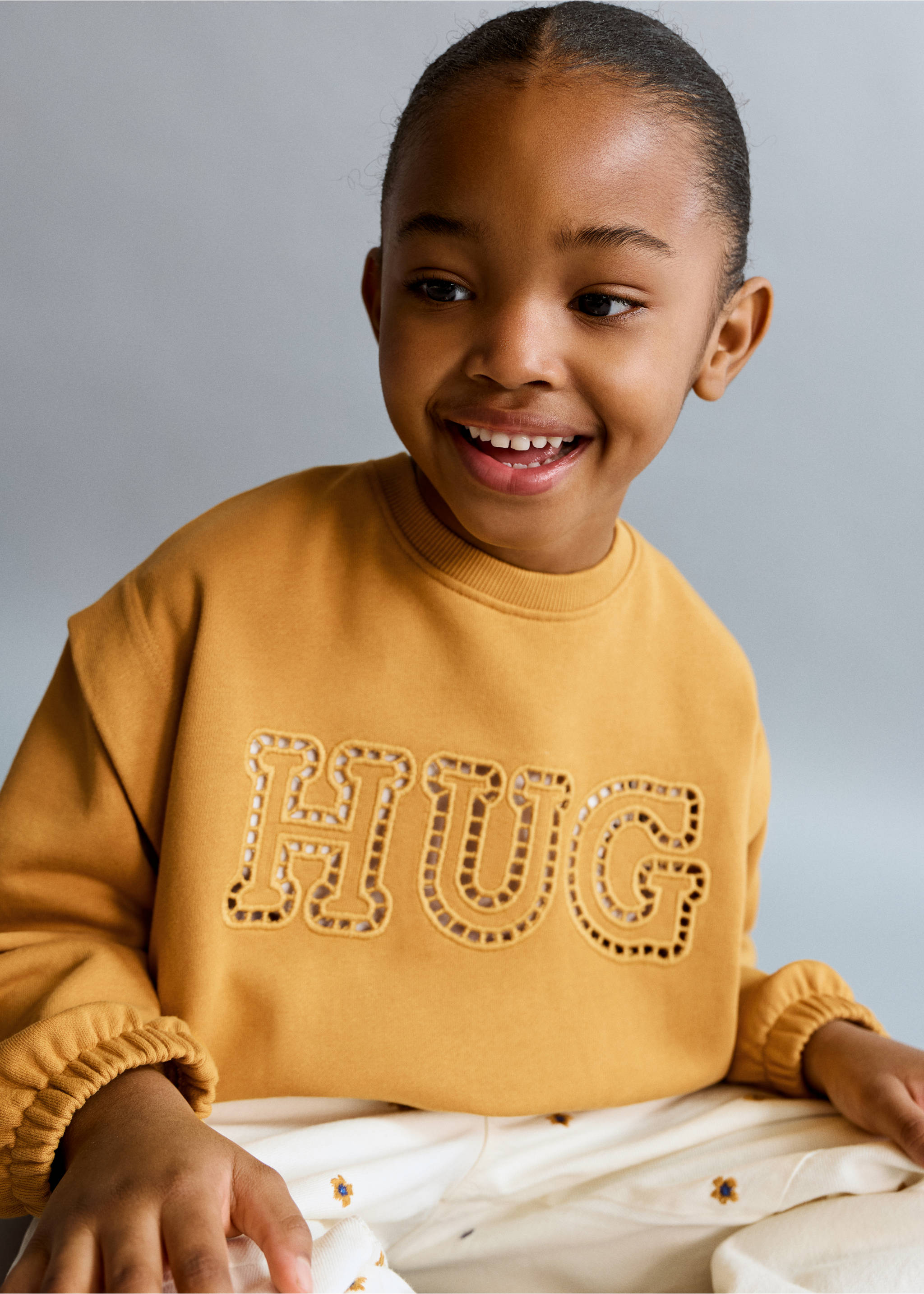 Φούτερ βαμβακερό με κεντημένο κείμενο - Μεσαίο πλάνο, Ώχρα. Ref: 27084421-00.