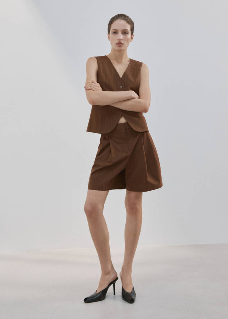 Pinstripe straight Bermudas — Caramel
