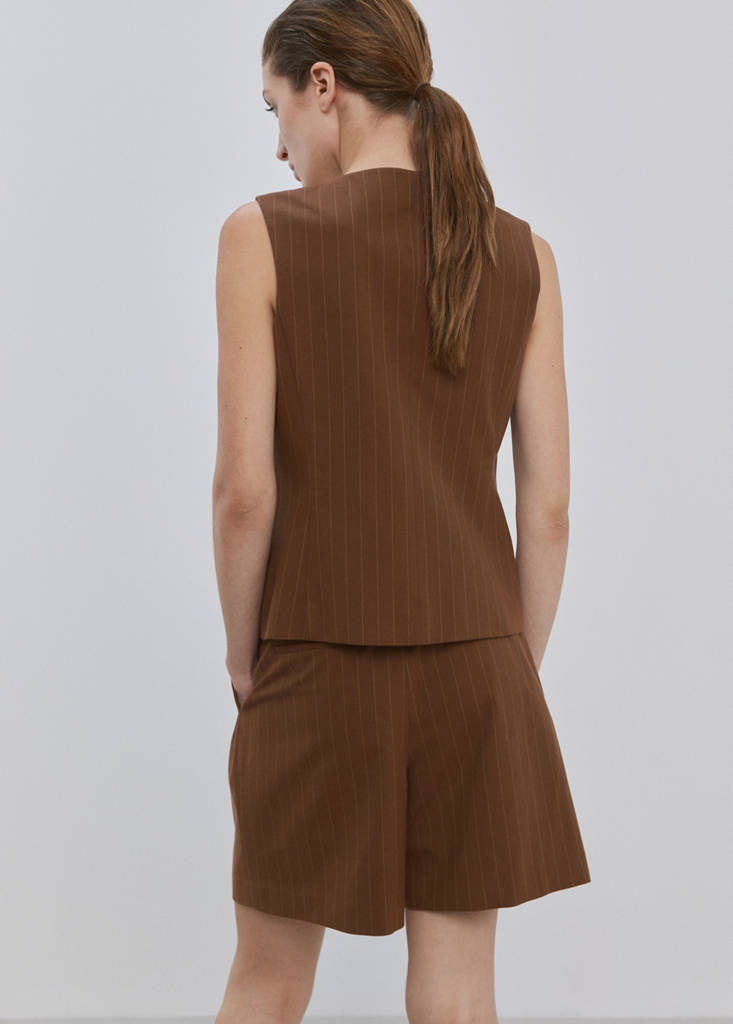Pinstripe straight Bermudas — Caramel