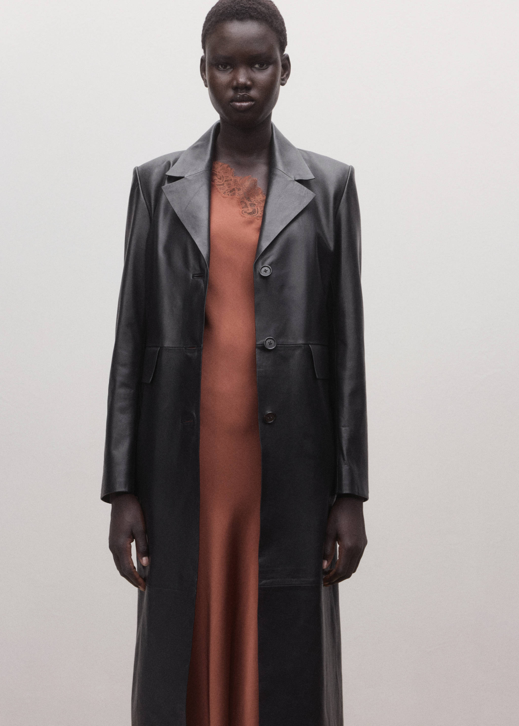 Rak kappa i läder med fickor - Bild av mittparti