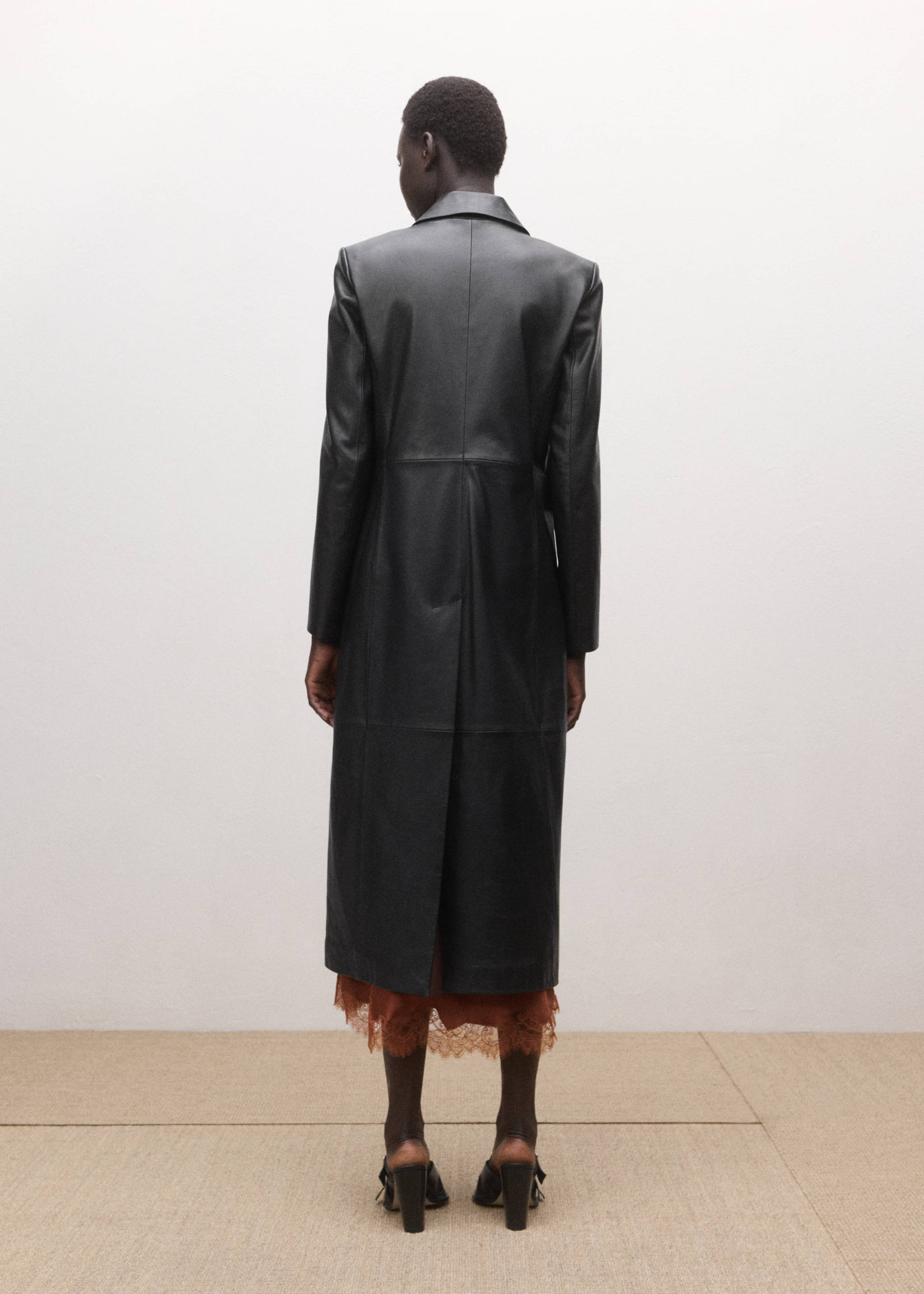 Rak kappa i läder med fickor - Artikelns baksida