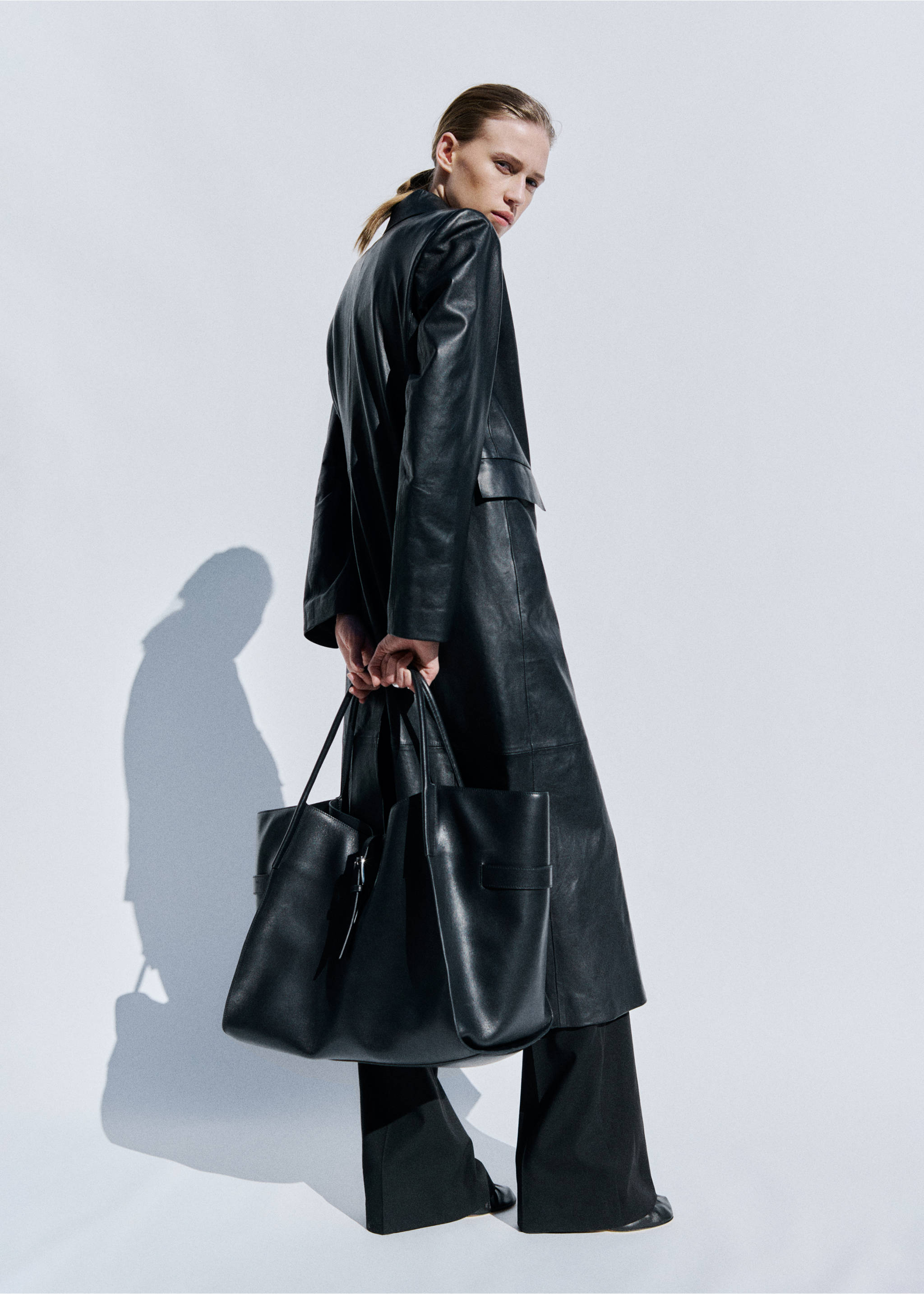 Кожаное пальто прямого кроя с карманами - Обратная сторона изделия, Черный. Ref: 27084434-03.