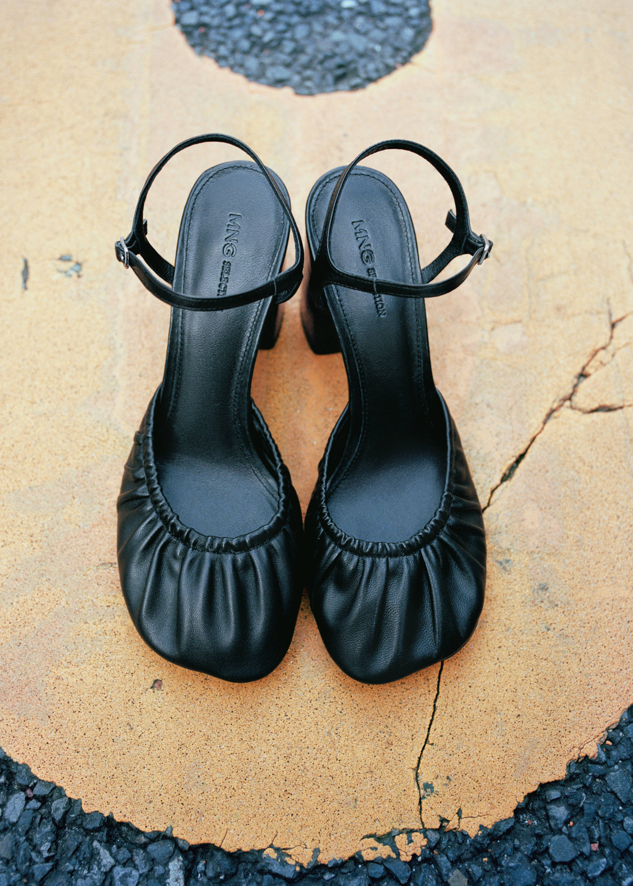 Skinnskor med klack och rynkad tå - Allmän bild