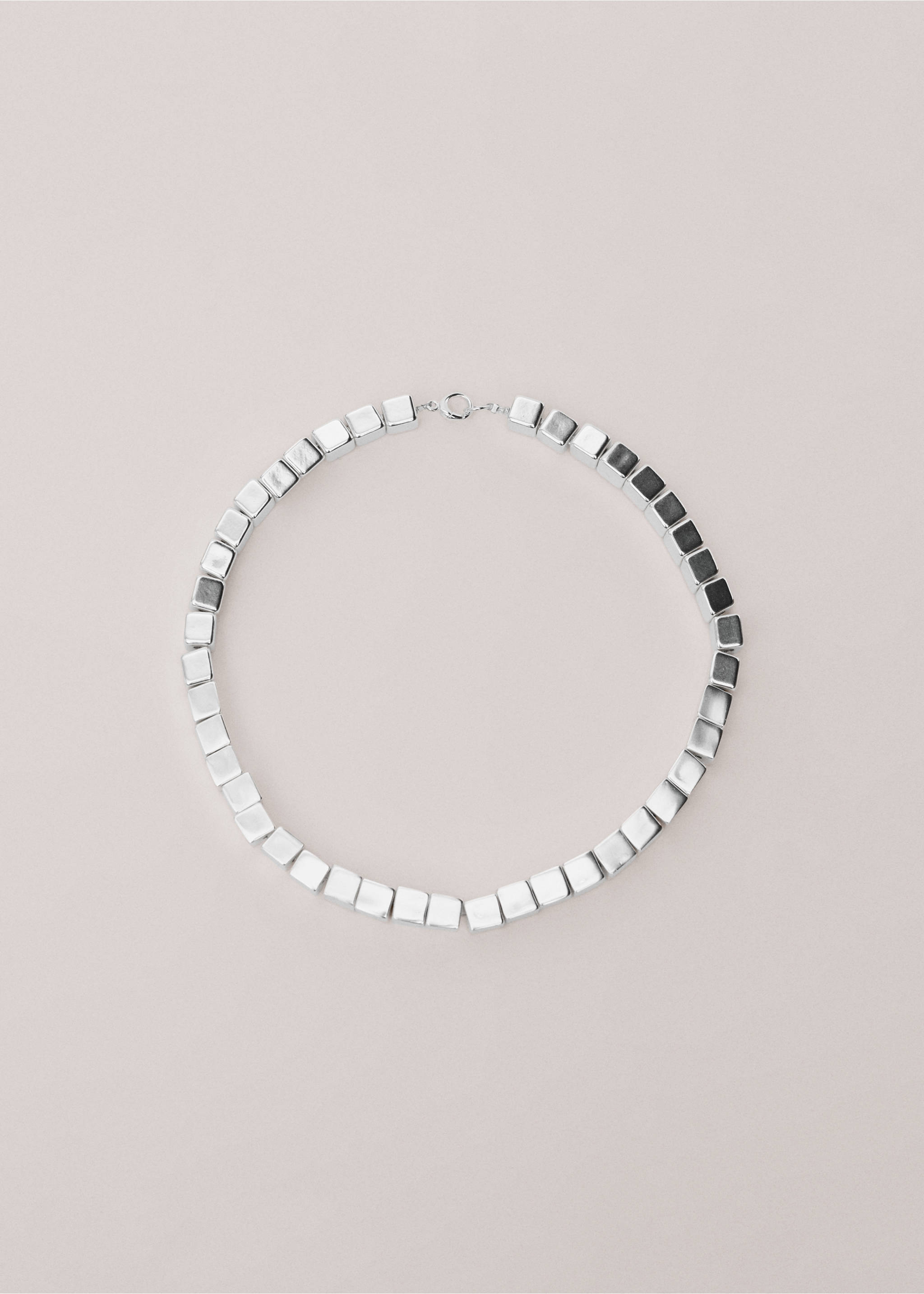 Řetízkový náhrdelník s kovovými kostkami - Zboží bez modelu, Stříbrná. Ref: 27084443-00.