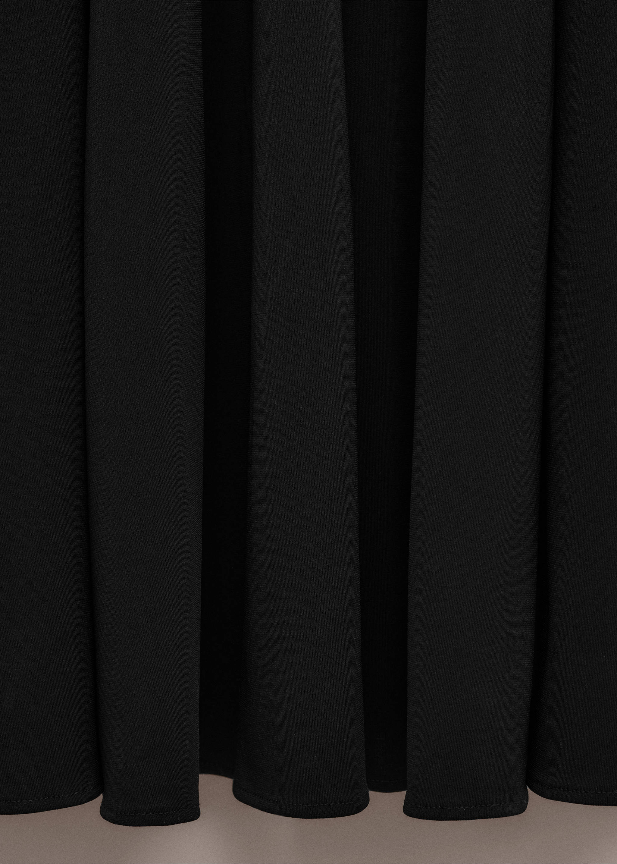 Сукня з комбінованим коміром із тонкого трикотажу - Детальніше про товар 0, Чорний. Ref: 27084444-00.