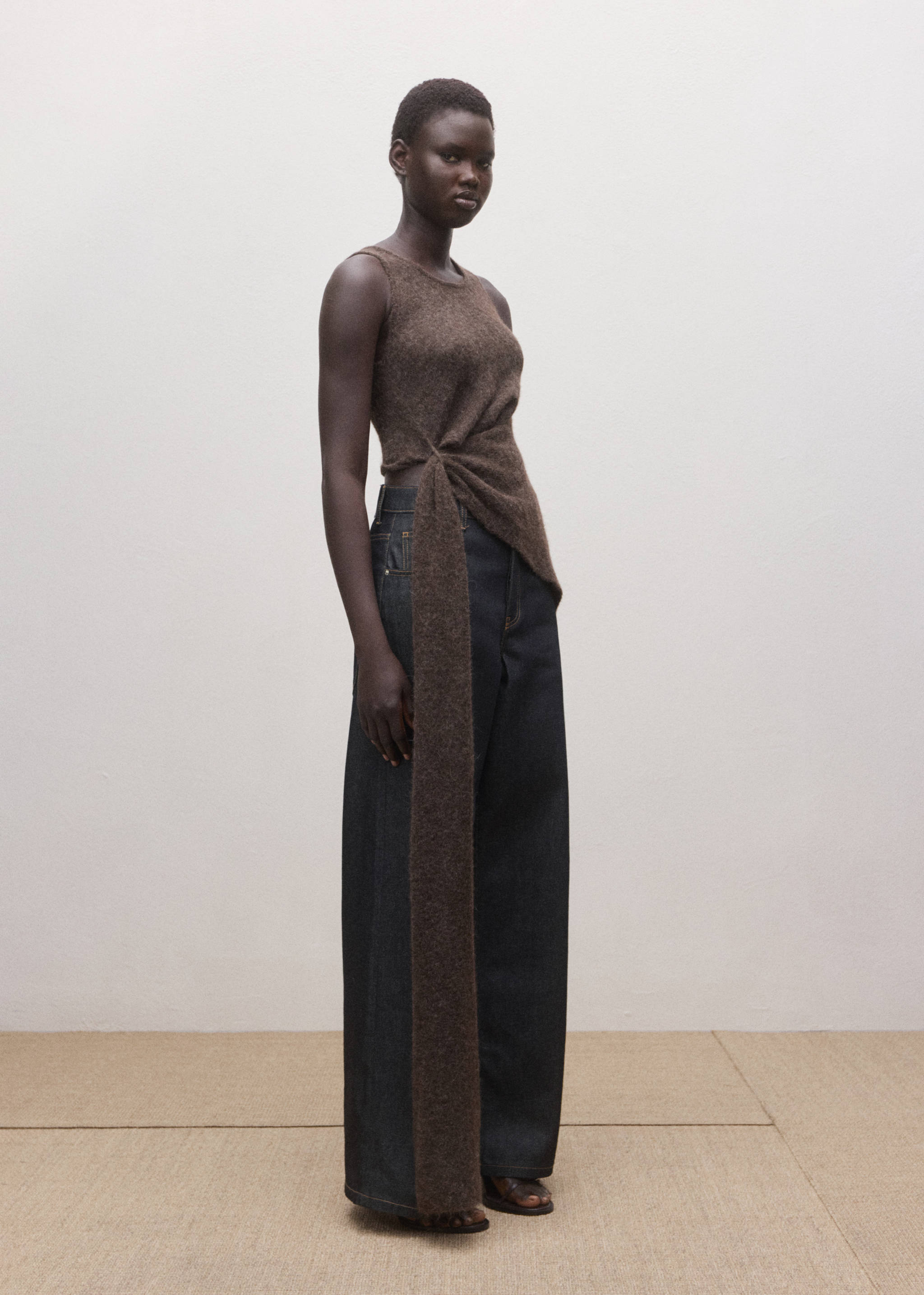 Low-rise wide leg jeans in rinse wash - Details of the article 2, Open Blue. Ref: 27084445-00.