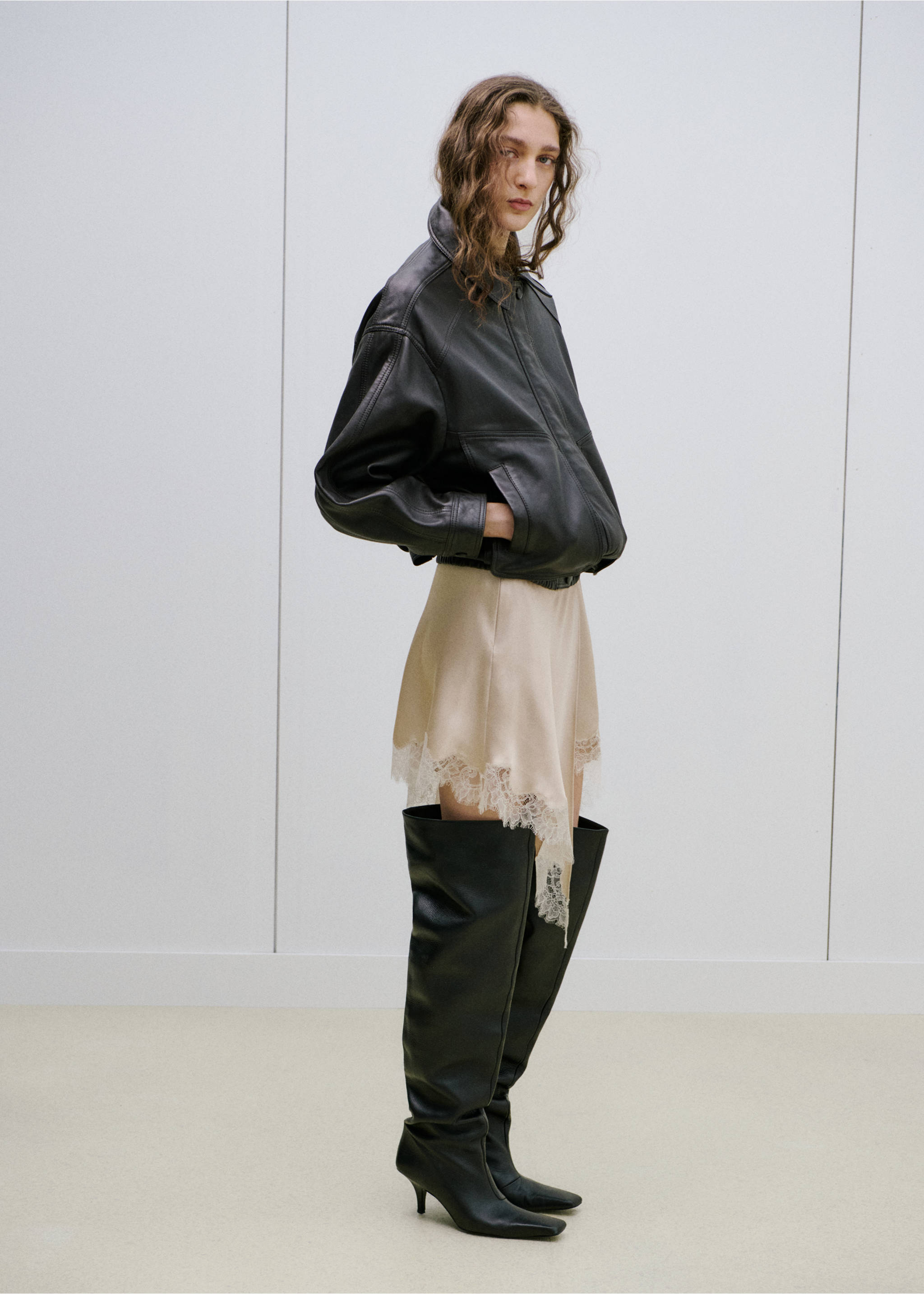 Cross-over lingerie skirt with slit - General plane, Beige. Ref: 27084447-00.