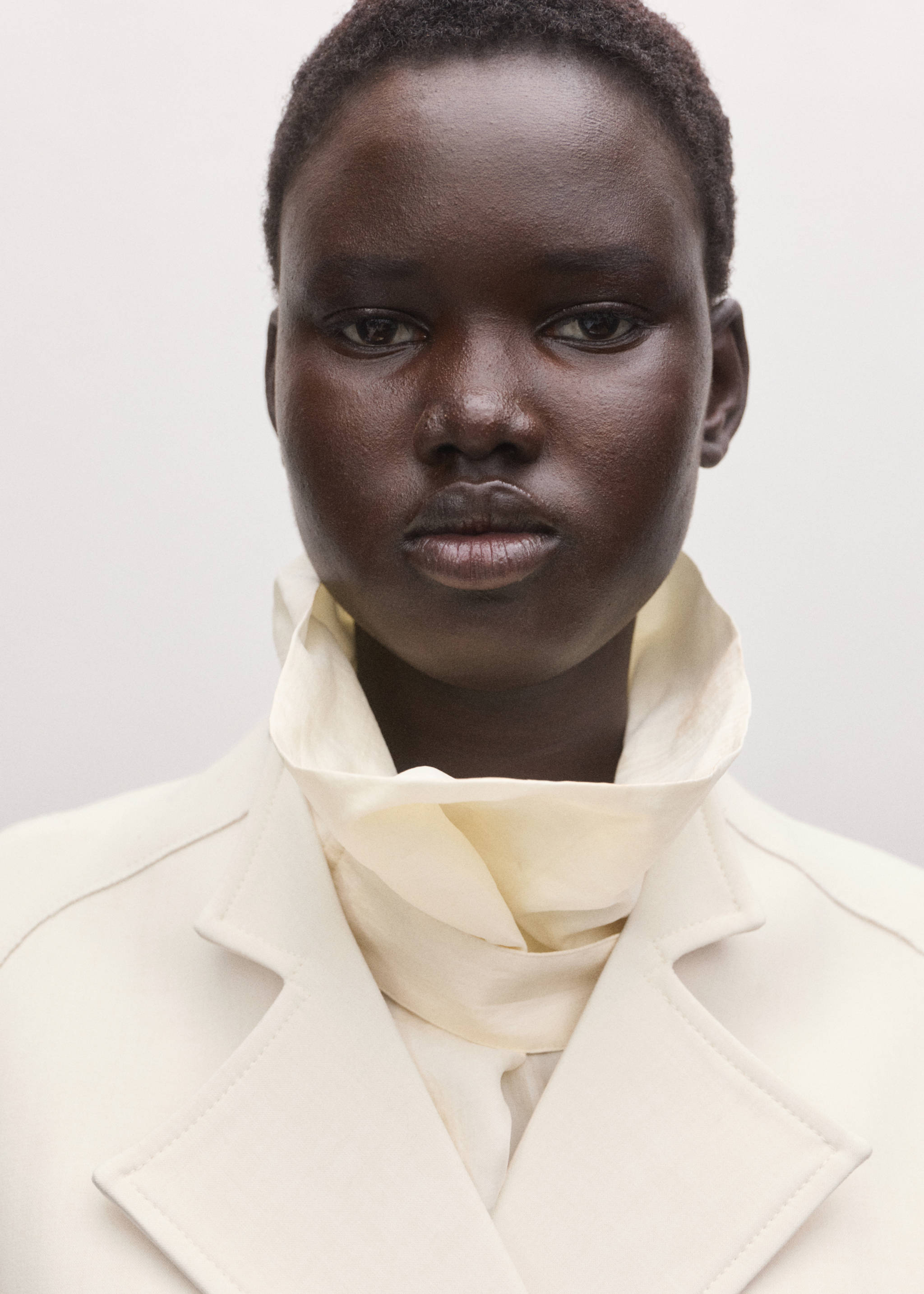 Jacket with lapels and tie belt - Details of the article 1, Ecru. Ref: 27084448-00.