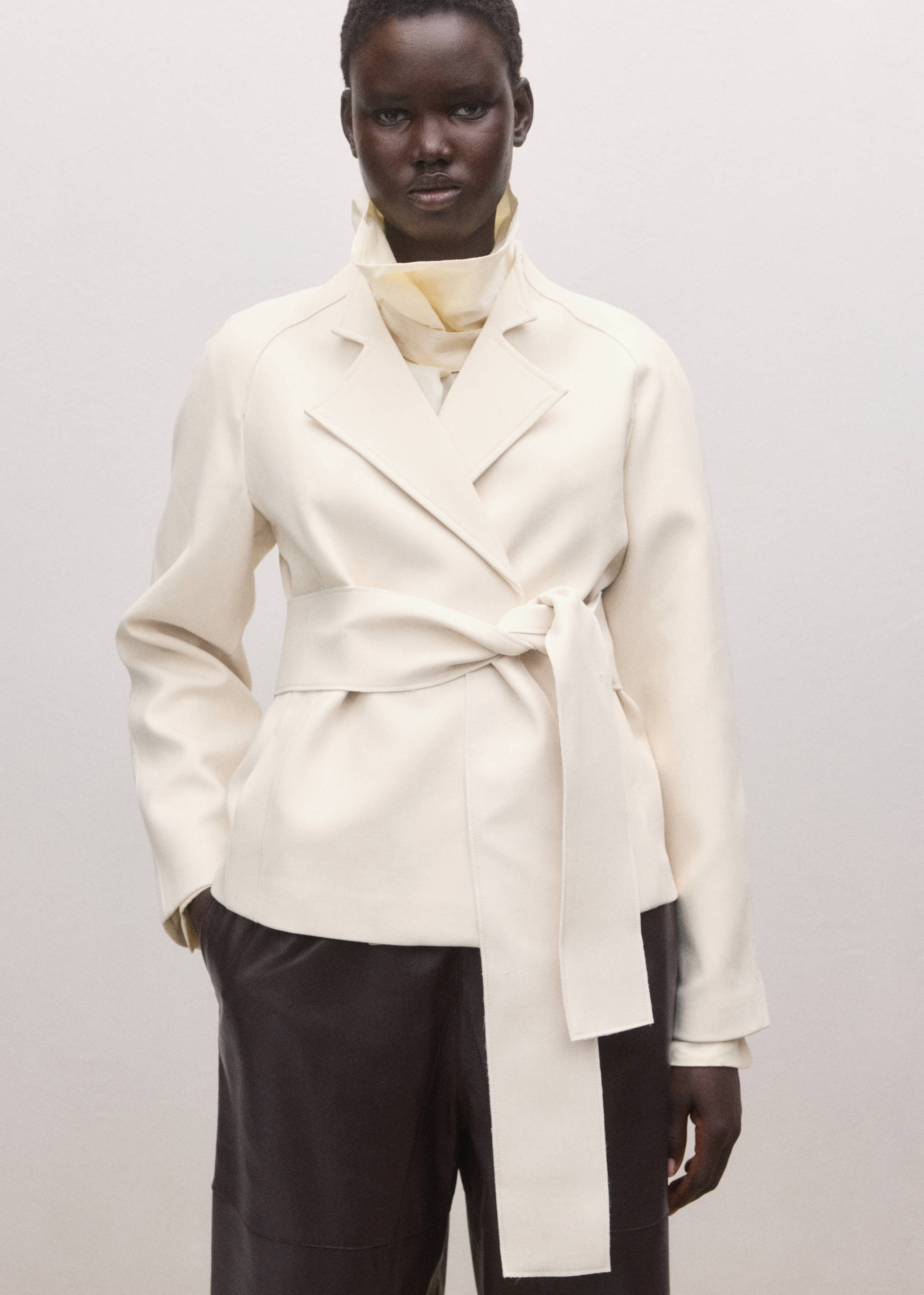 Jacket with lapels and tie belt - Details of the article 6
