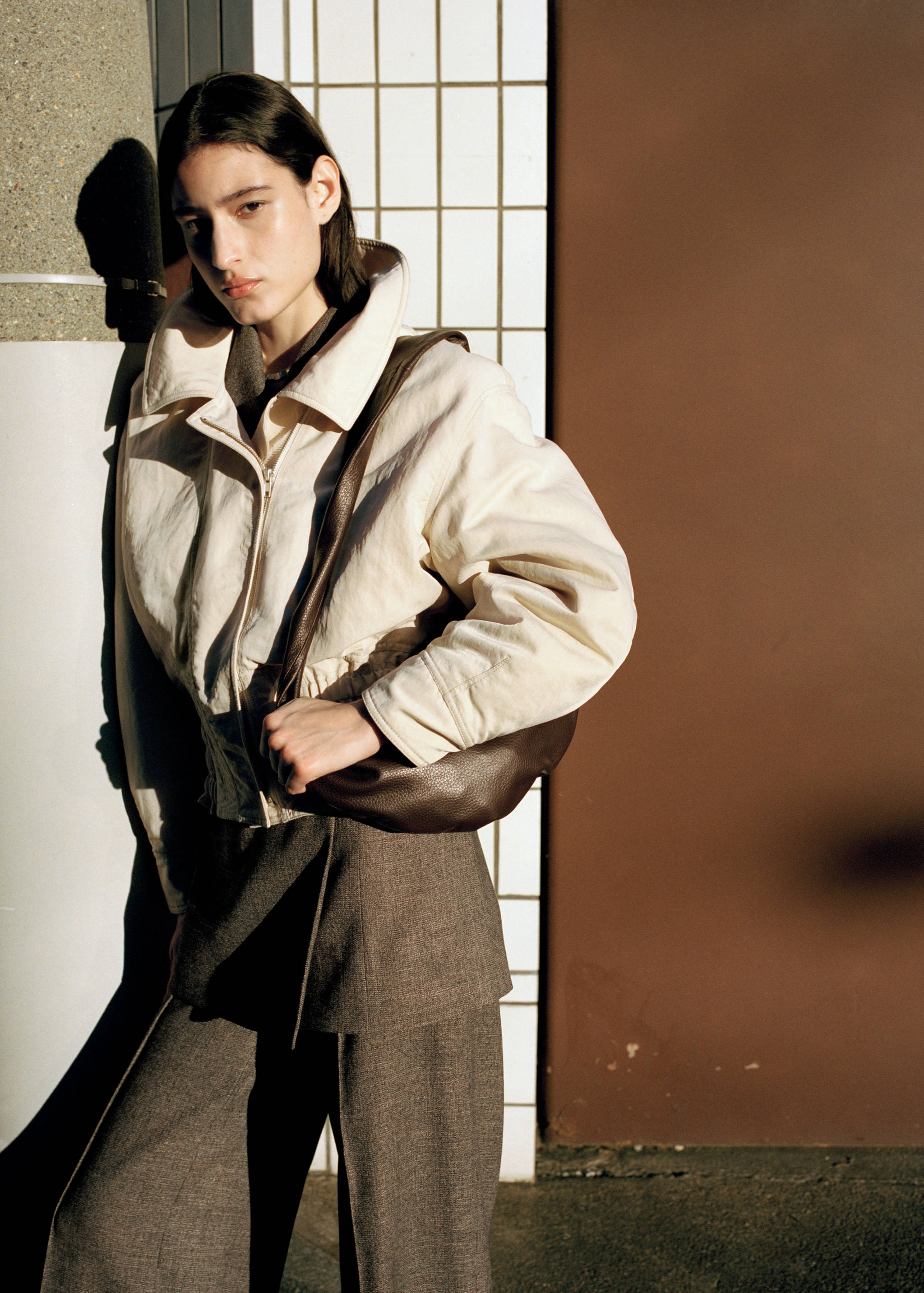 Oval leather shoulder bag - General plane